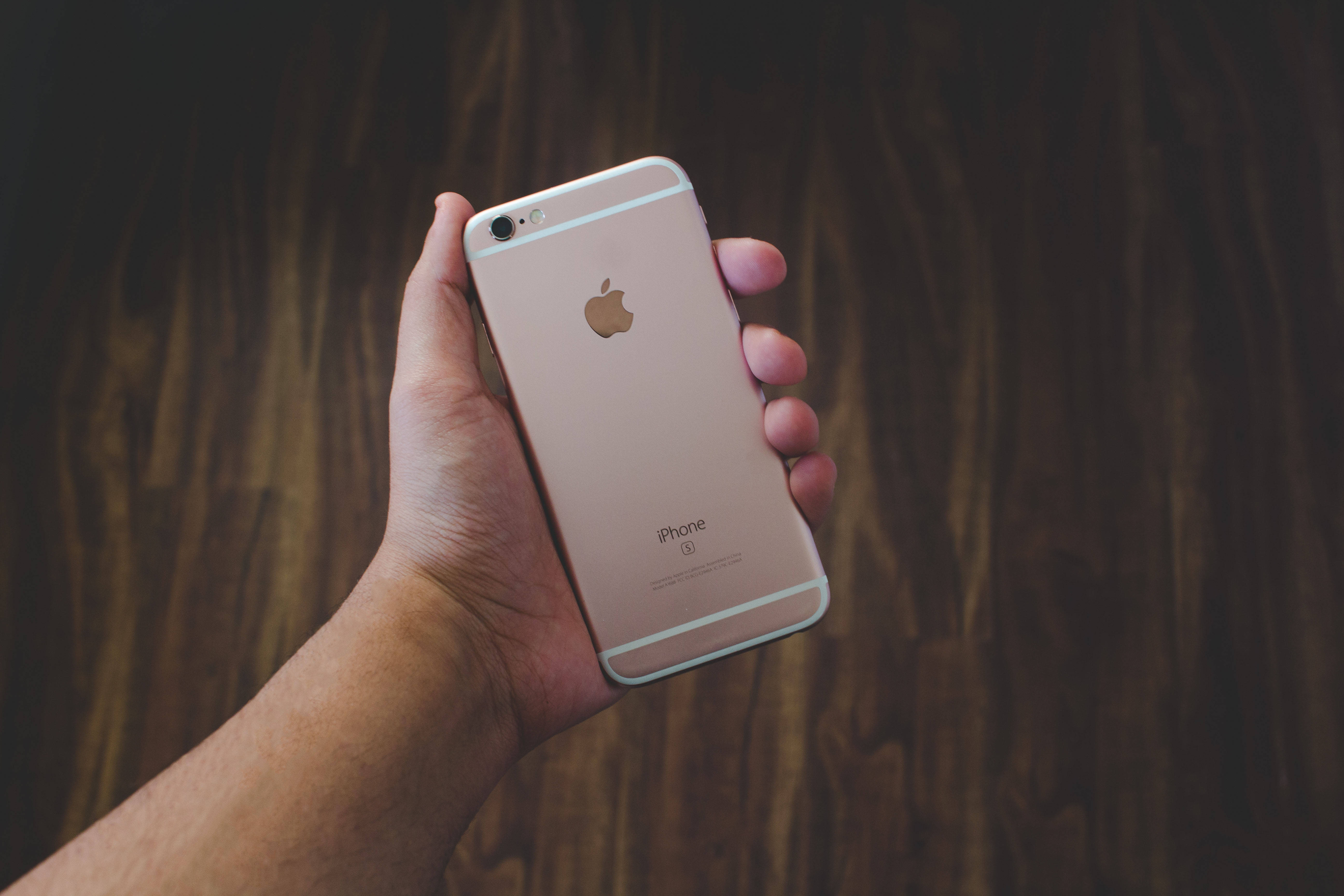 手持玫瑰金iPhone 6 壁纸