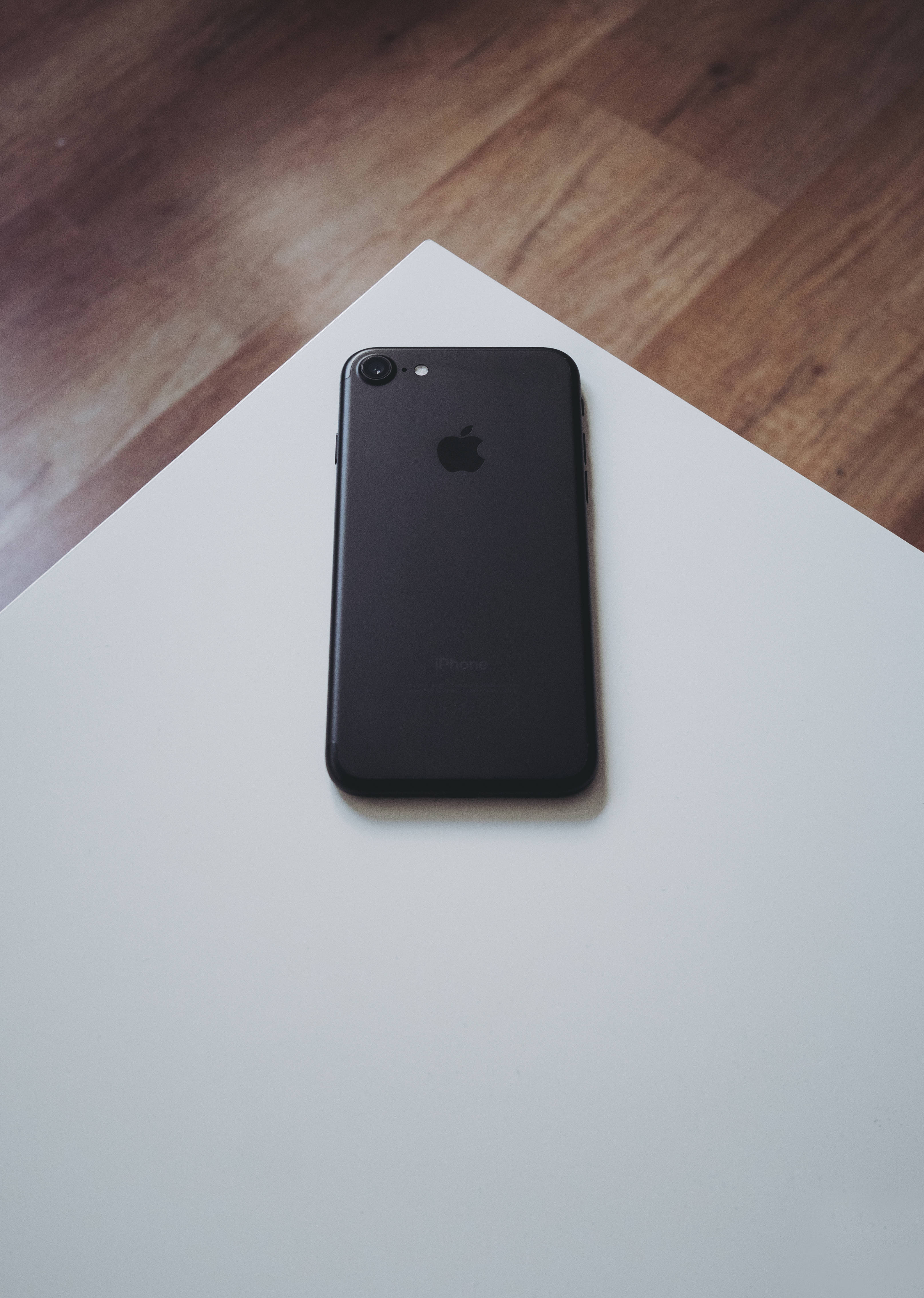 iPhone 8白色表面 壁纸