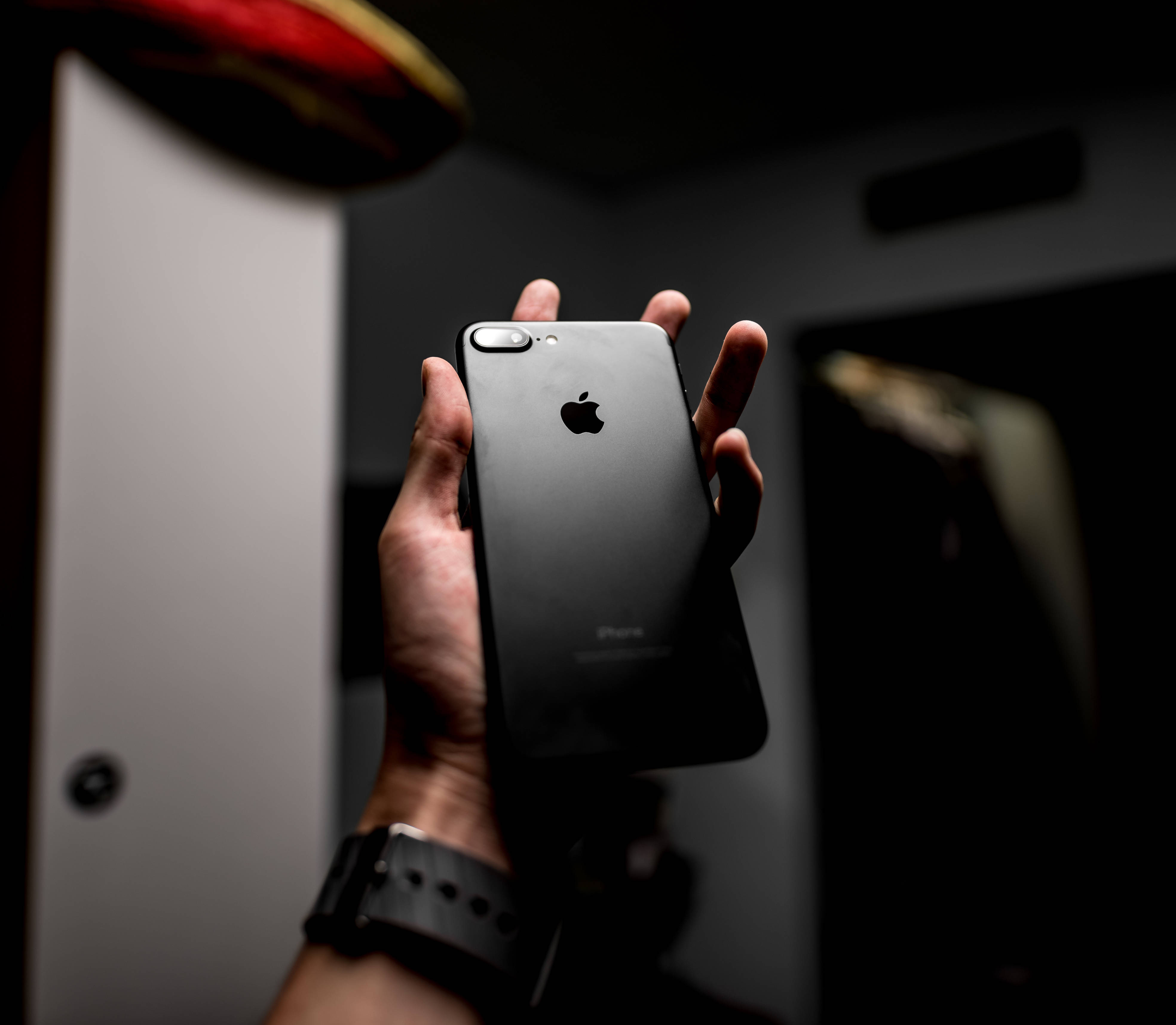 时尚iPhone 8与吸引人的背景 壁纸
