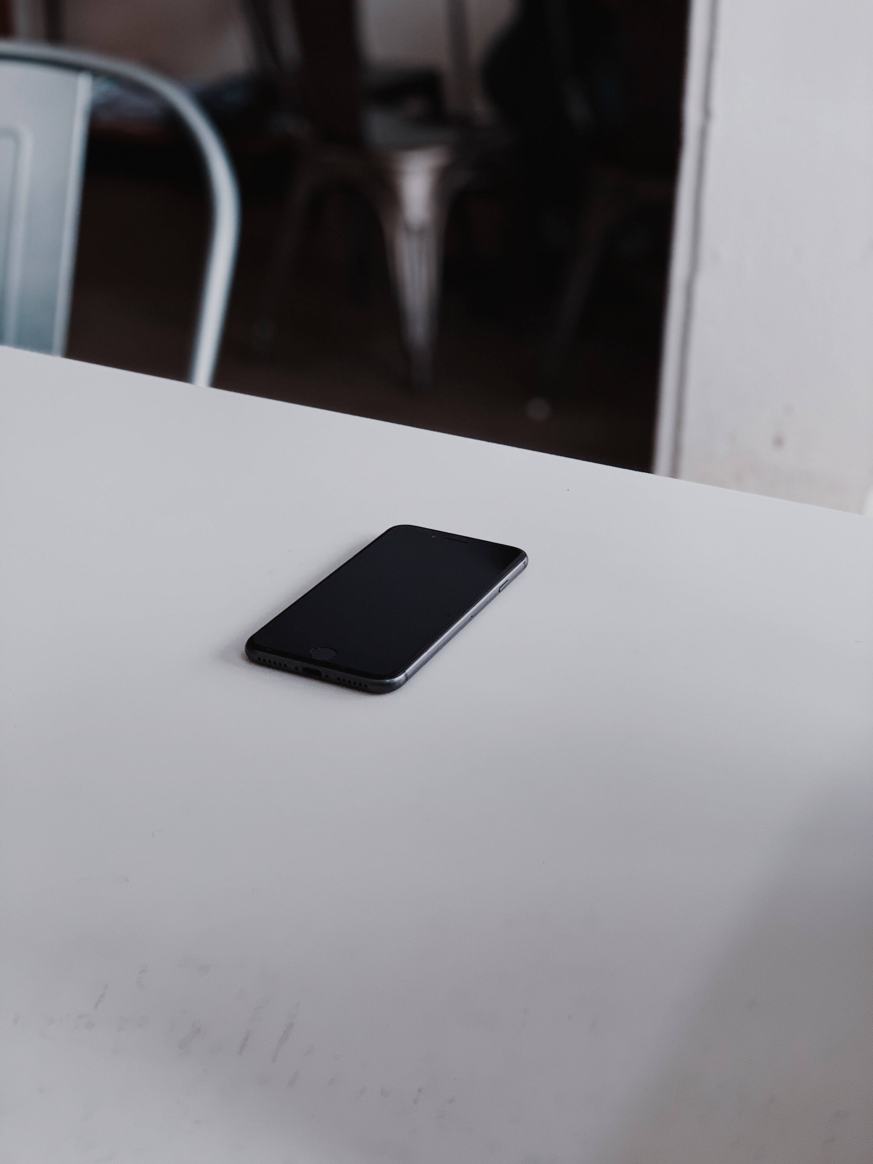 iPhone 8 桌上摆放 壁纸