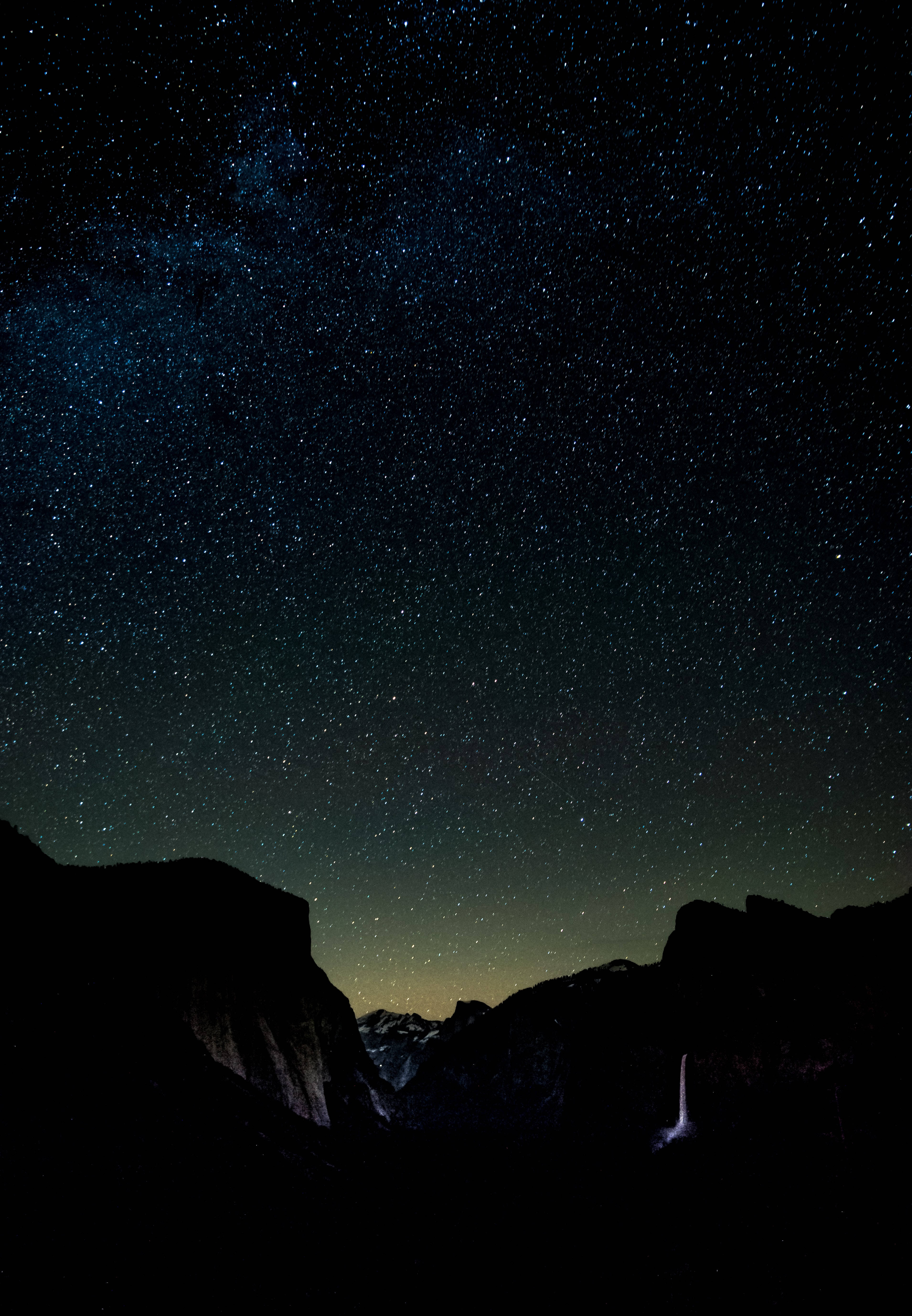 黑色iPhone拍摄的壮丽夜空景色 壁纸