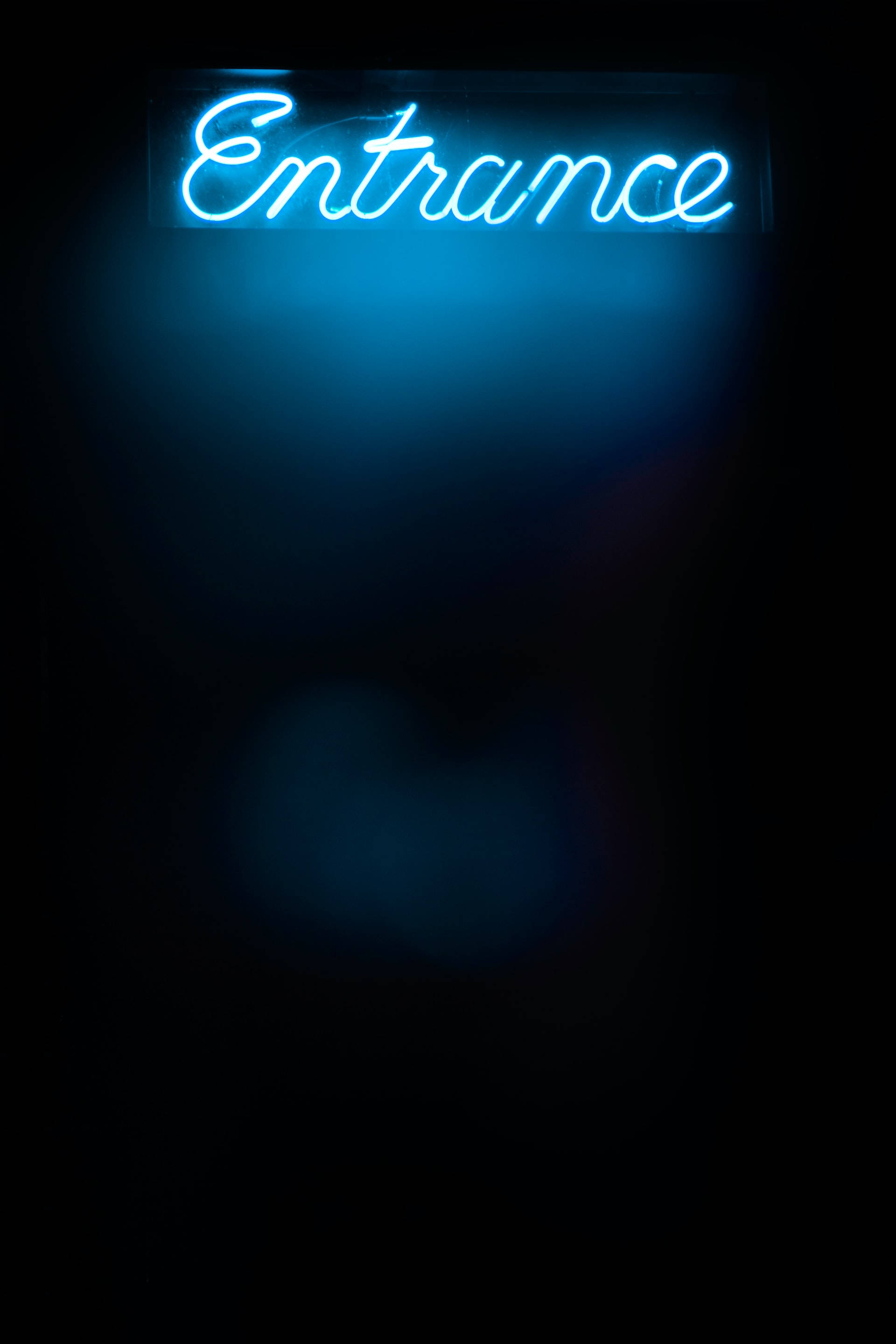 蓝色霓虹入口招牌 iPhone 壁纸