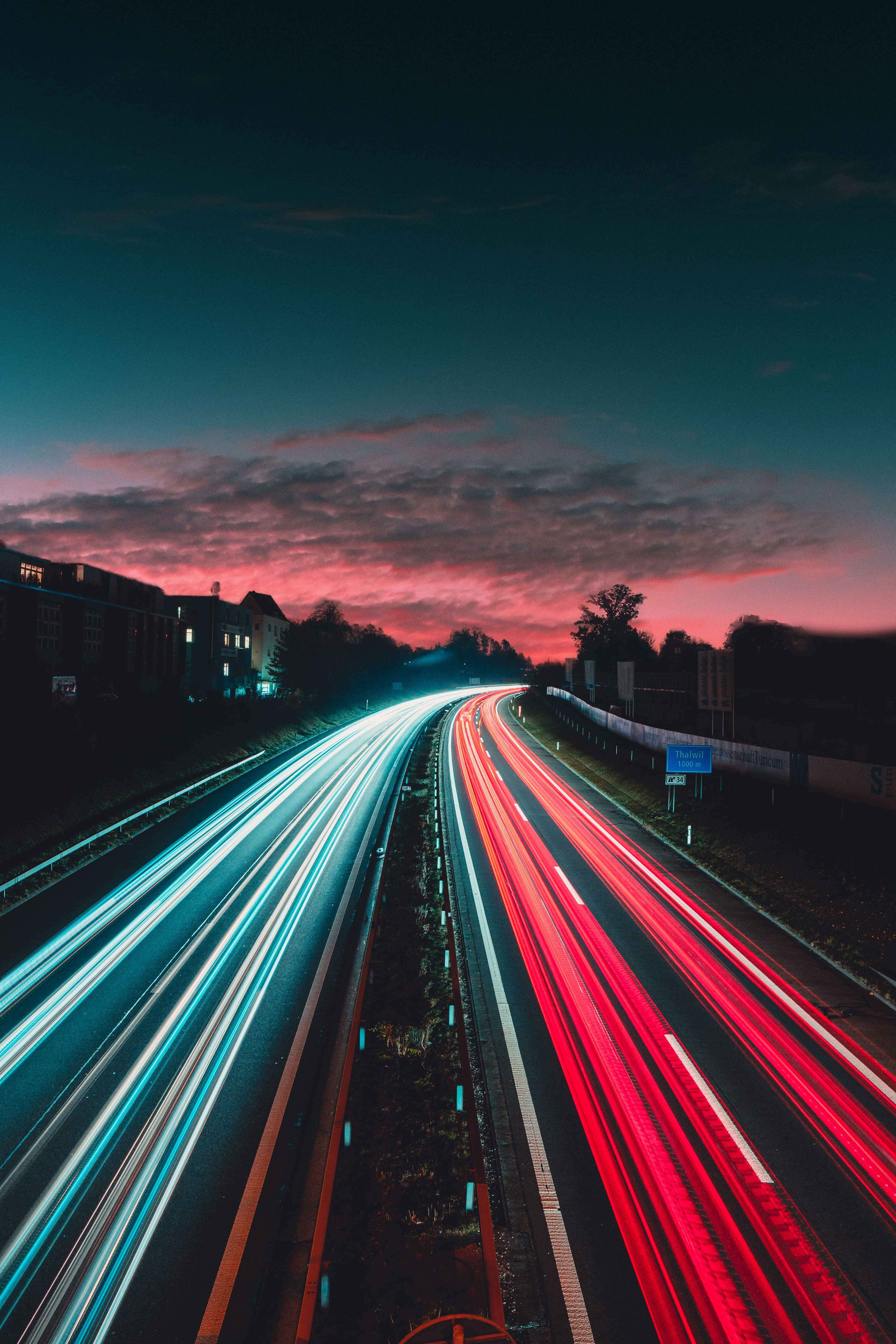 夜间高速公路 iPhone 背景 壁纸
