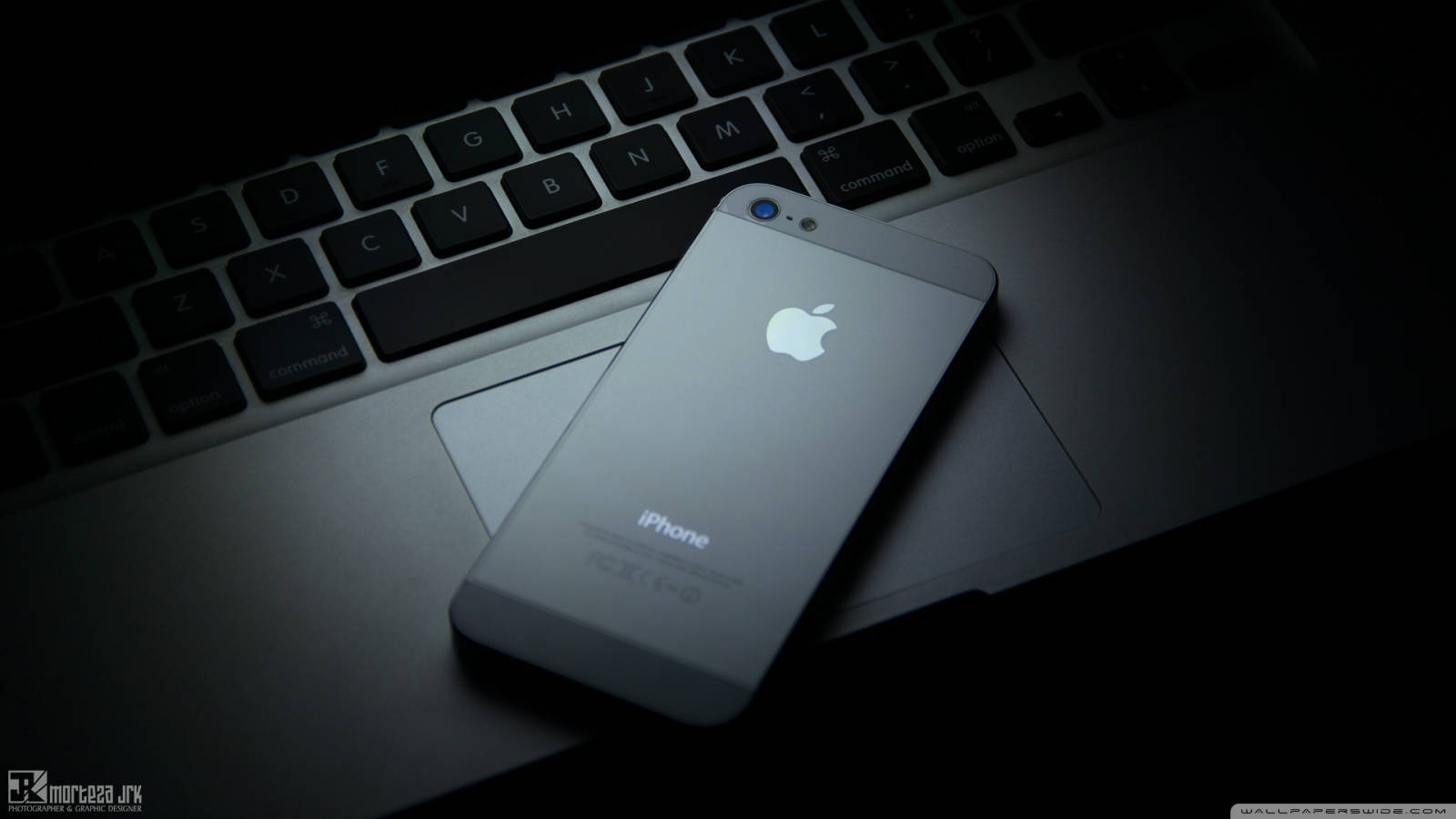 迷人苹果iPhone静置于木桌上 壁纸