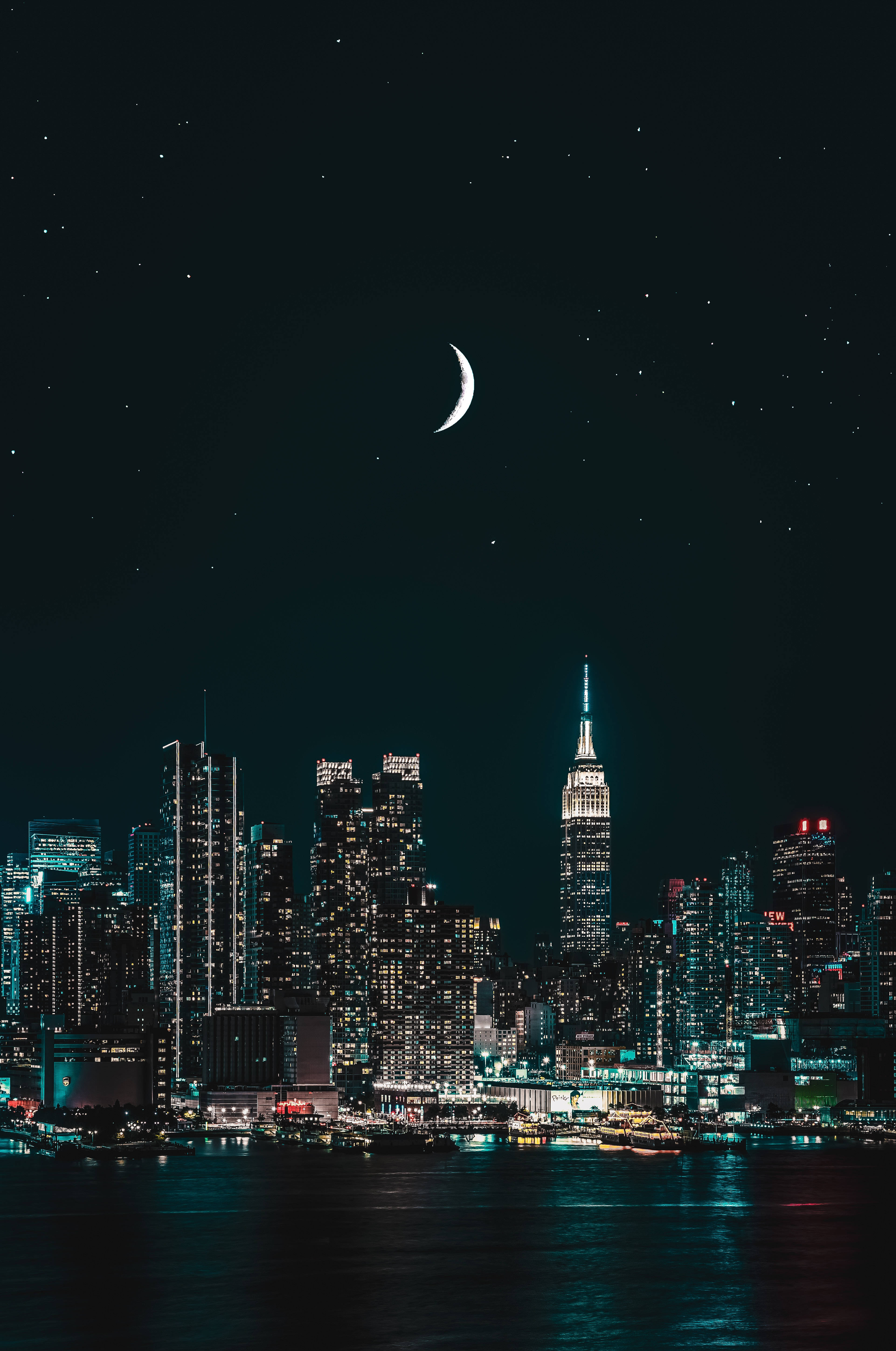 月亮与纽约夜景 iPhone 壁纸
