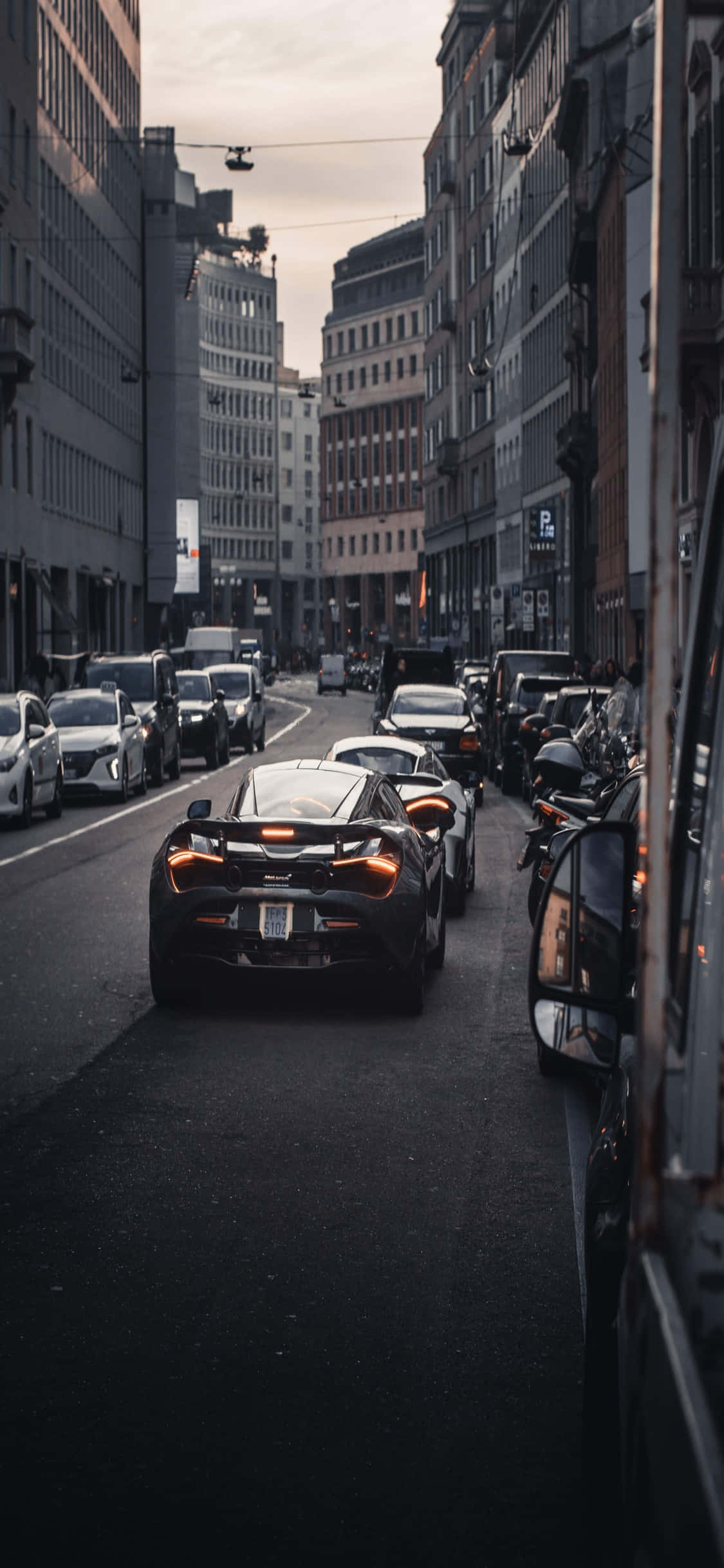 iPhone X 迈凯伦720s 城市景观背景 壁纸