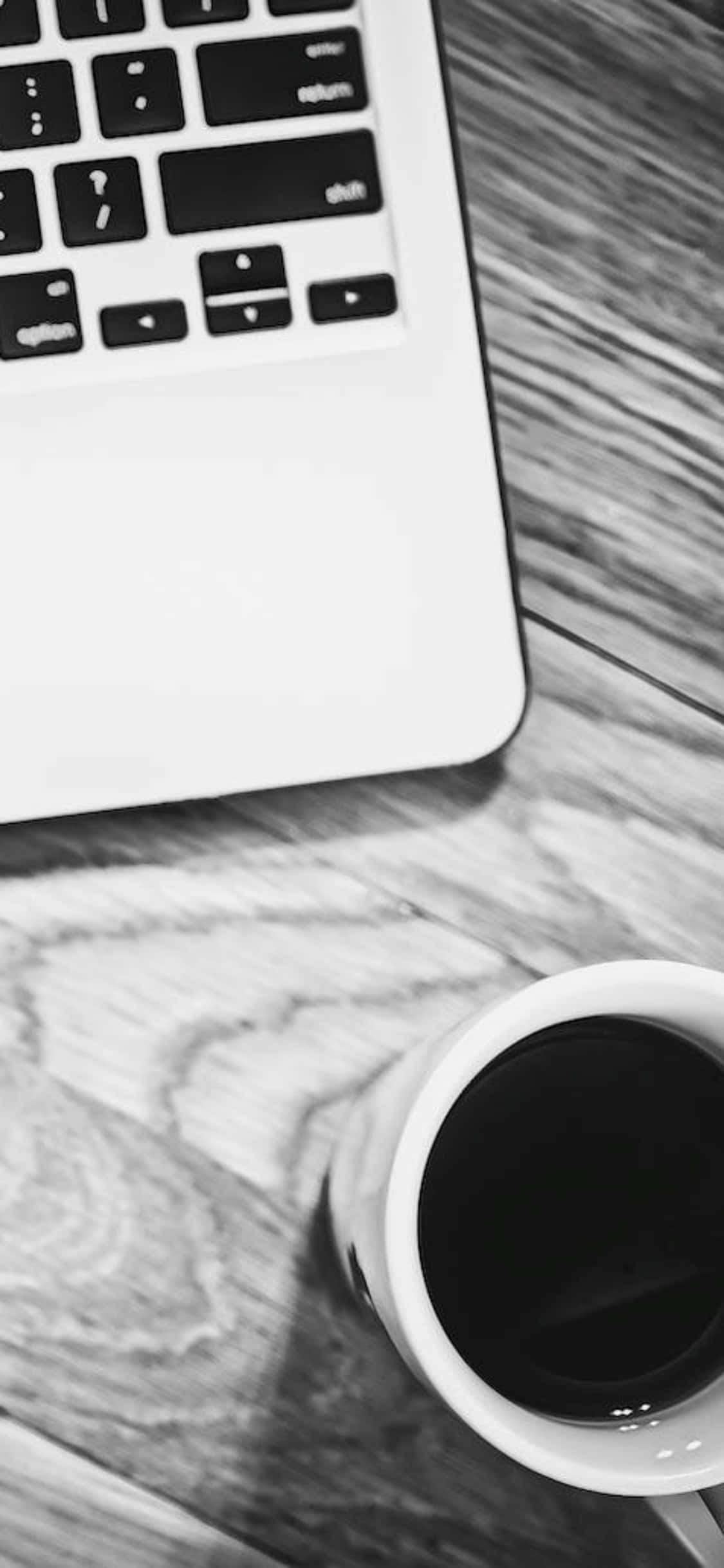 iPhone X 桌面背景黑白照片，杯子与笔记本电脑 壁纸