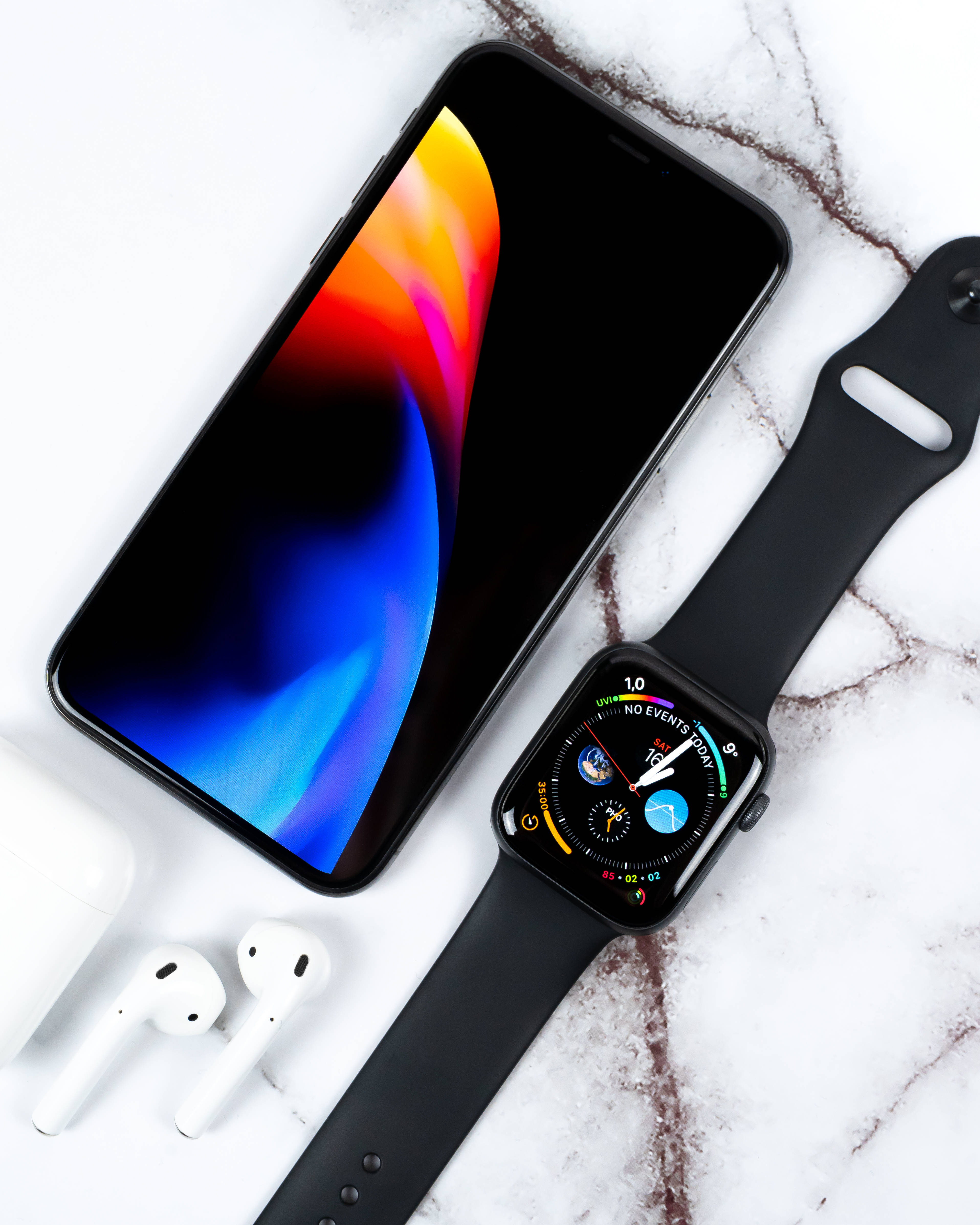 优雅的iPhone Xs在木质桌面 壁纸