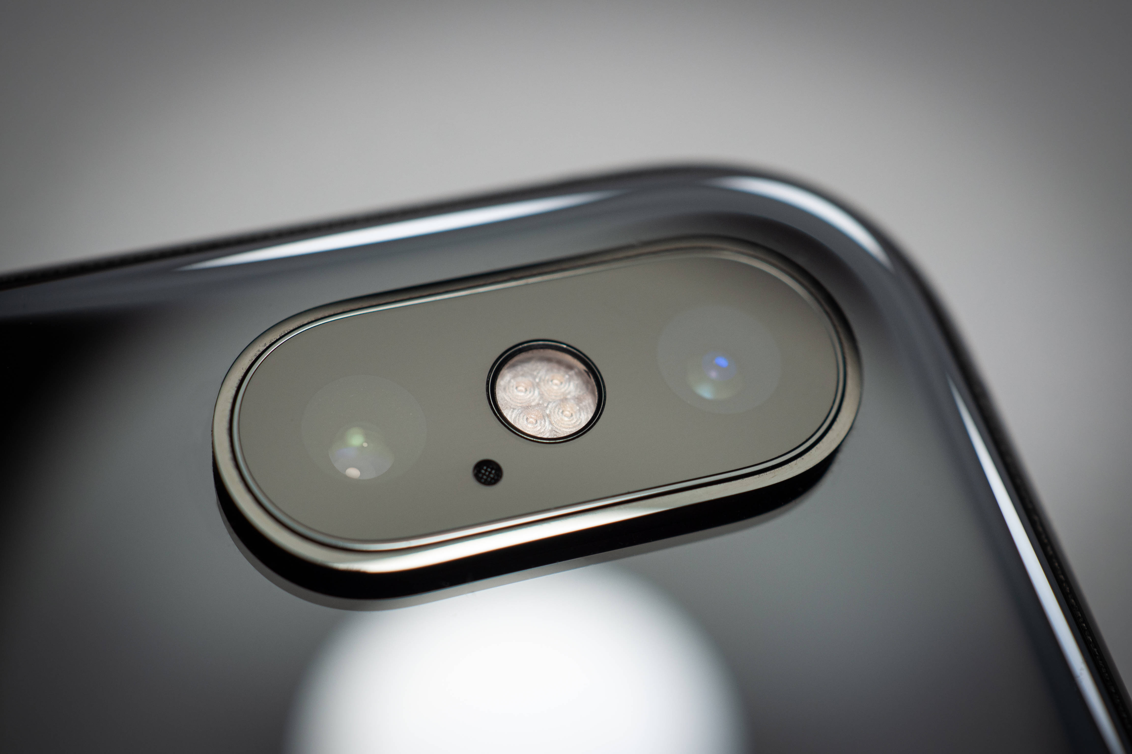 水中iPhone Xs的优雅景象 壁纸