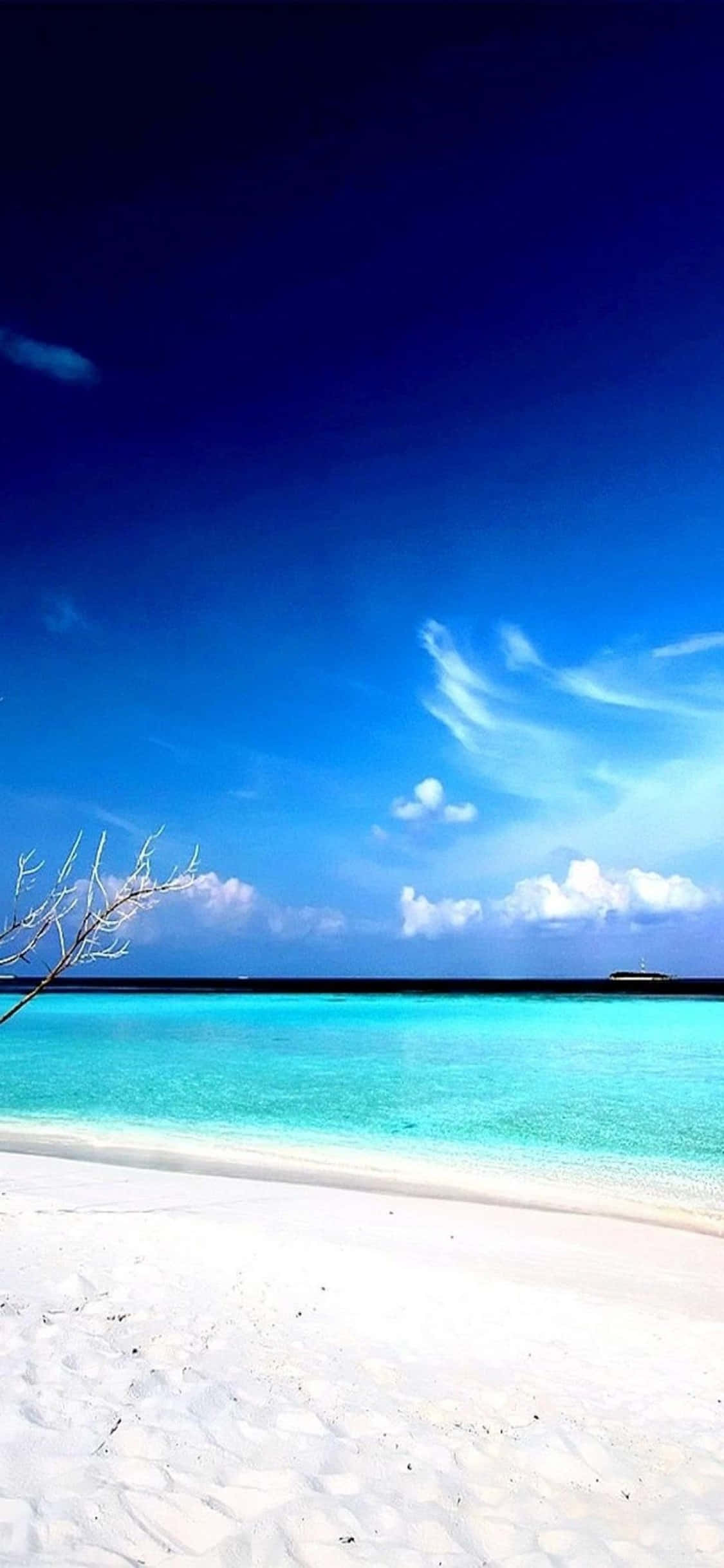 iPhone XS 海滩 蔚蓝海水背景 壁纸