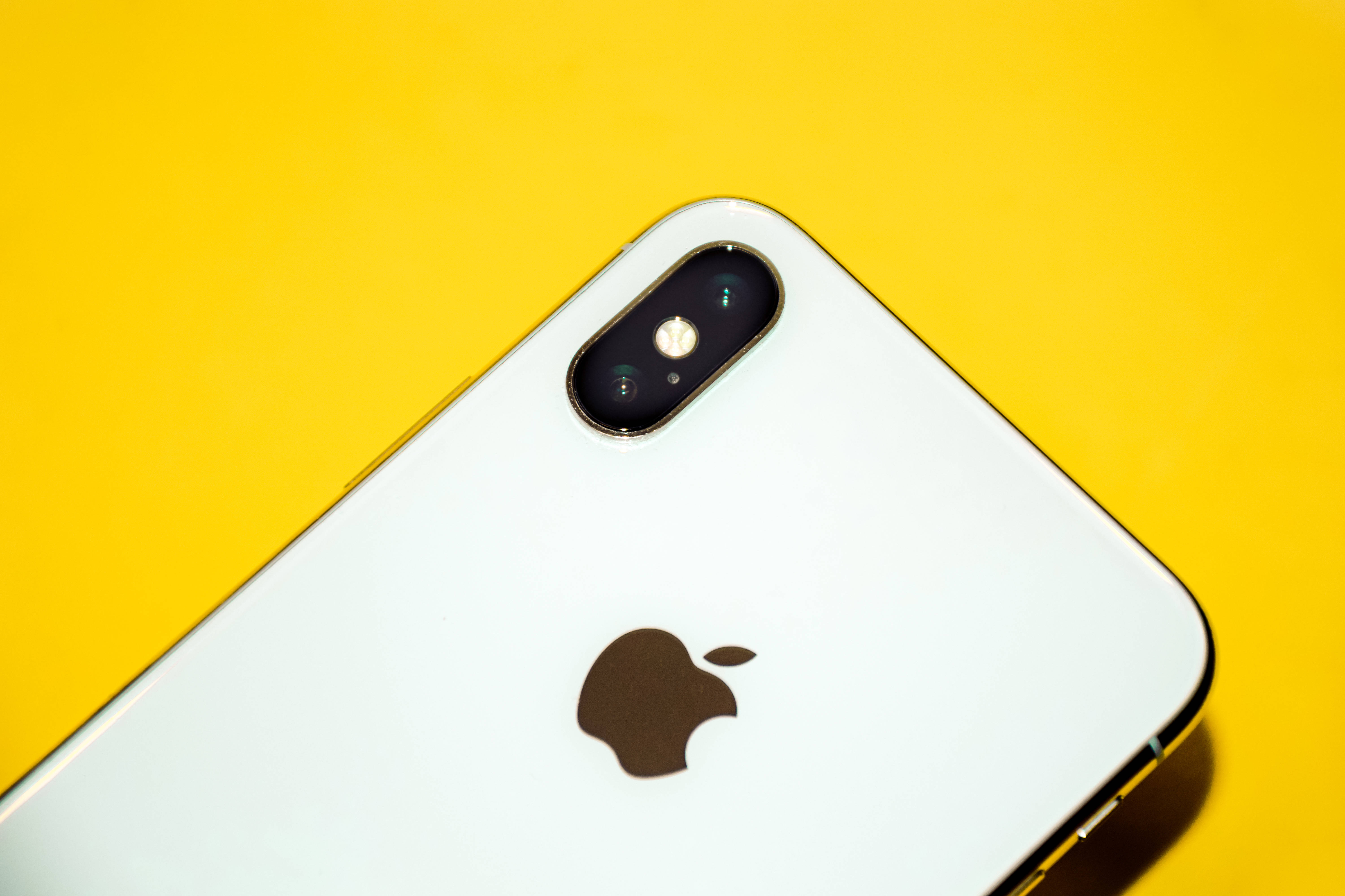 黄色背景上的iPhone Xs Max 壁纸