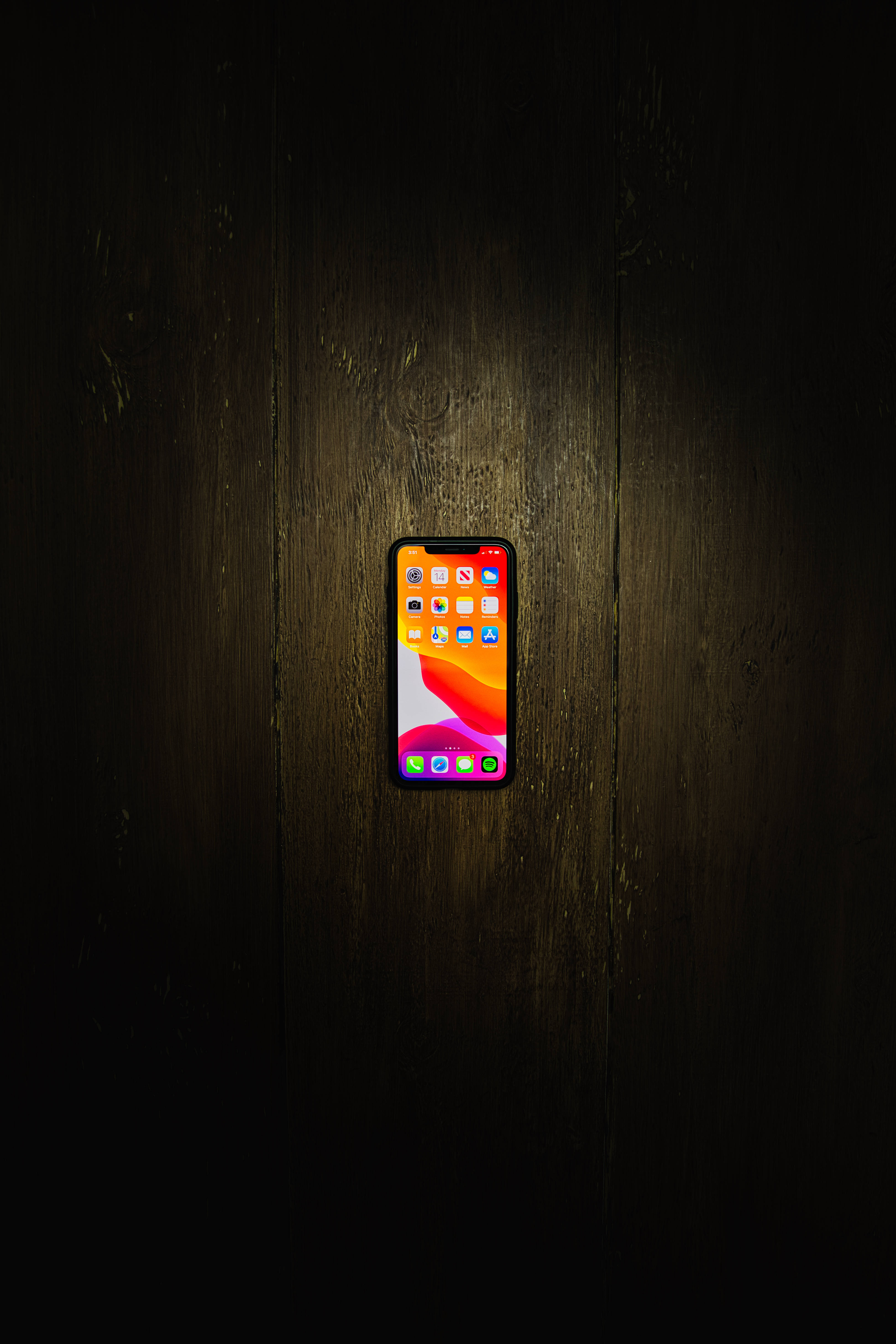 iPhone Xs Max 在木质地板上的展示 壁纸
