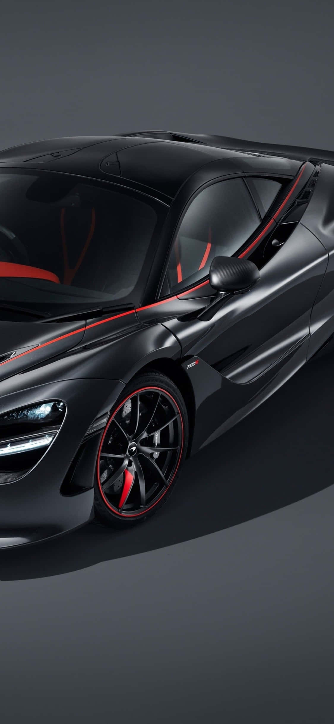 iPhone Xs 与 sleek McLaren 720s 并肩 壁纸