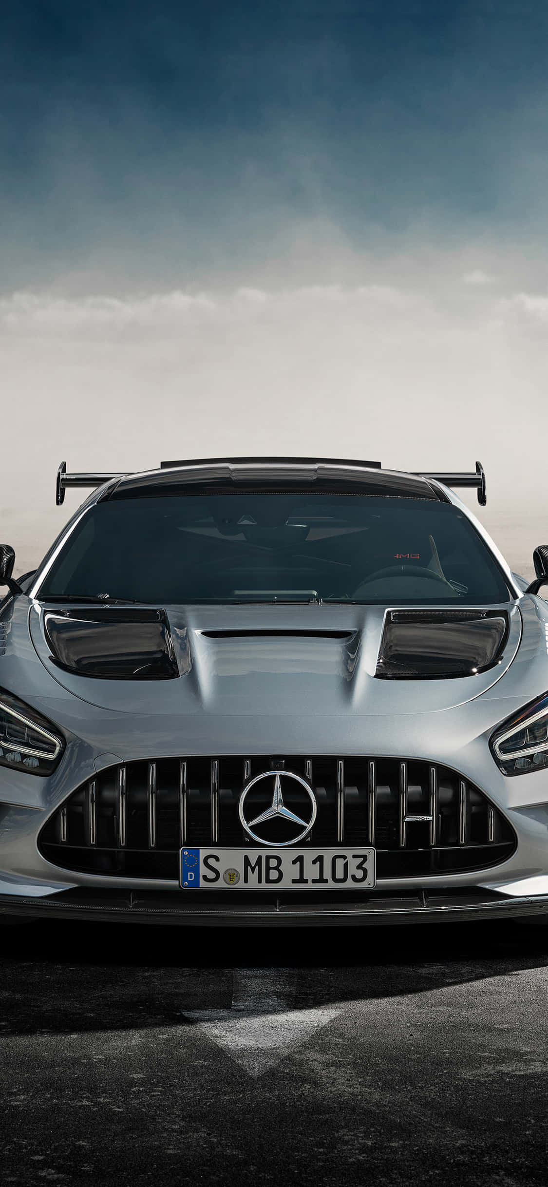 银色iPhone Xs Mercedes Amg背景 壁纸