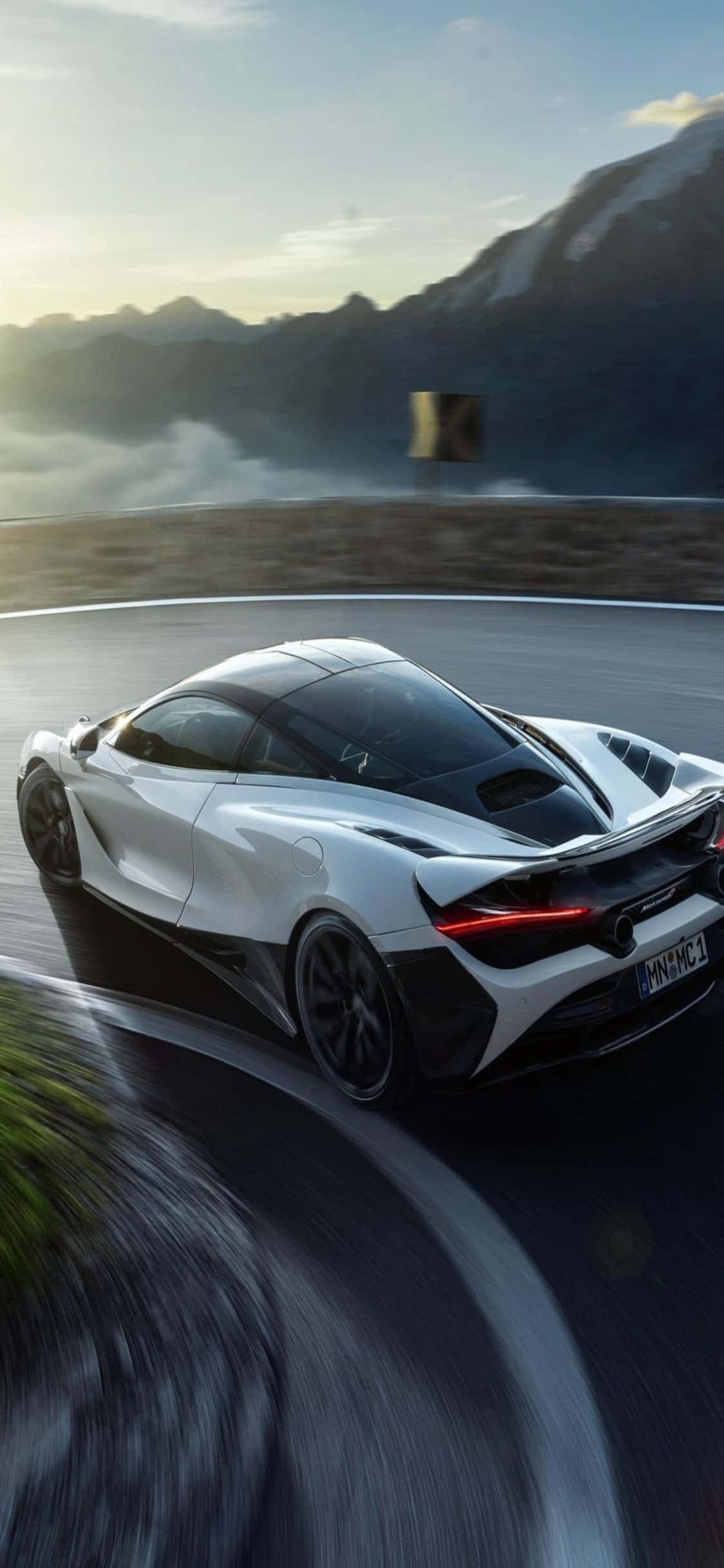 用iPhone Xs与McLaren 720s为生活加速 壁纸