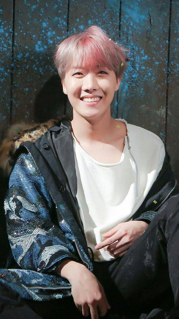 可爱防弹少年团J-Hope微笑 壁纸
