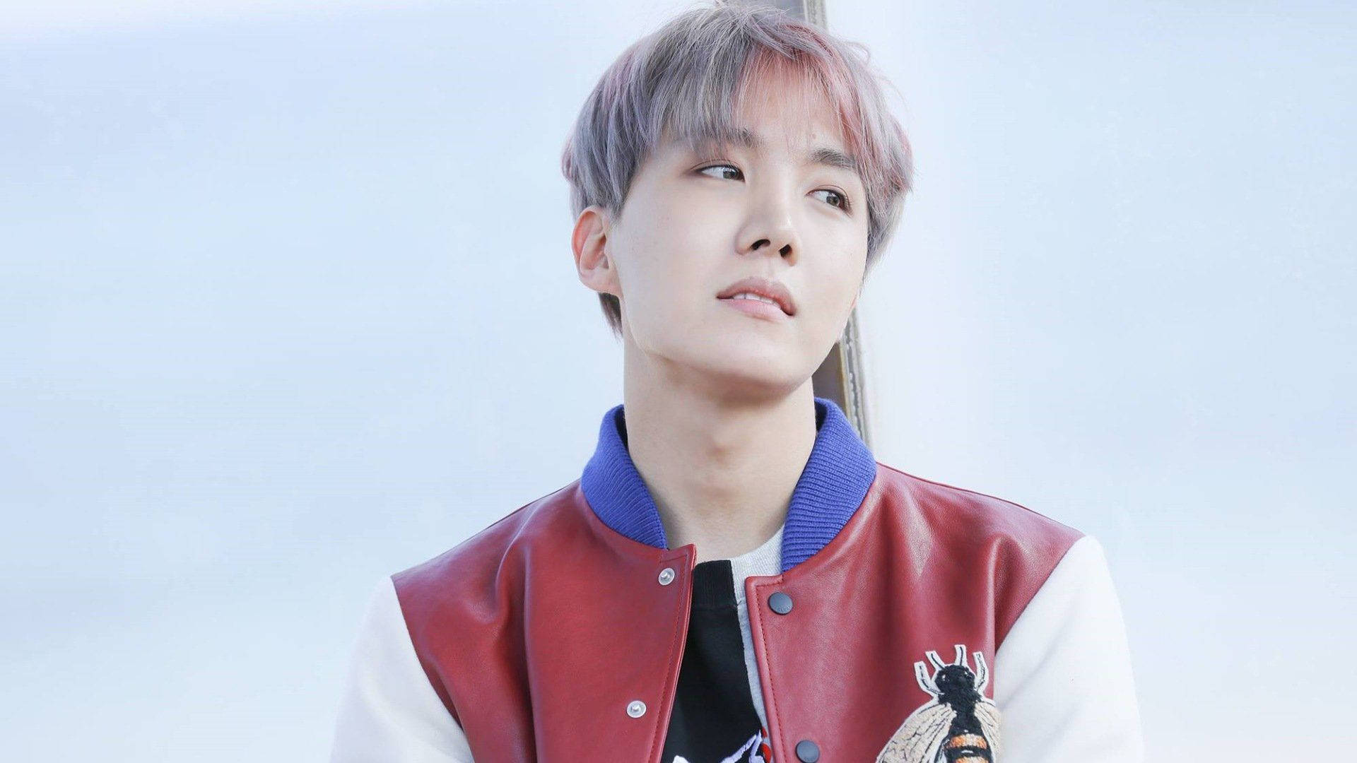 可爱的防弹少年团J-Hope穿着红白夹克 壁纸