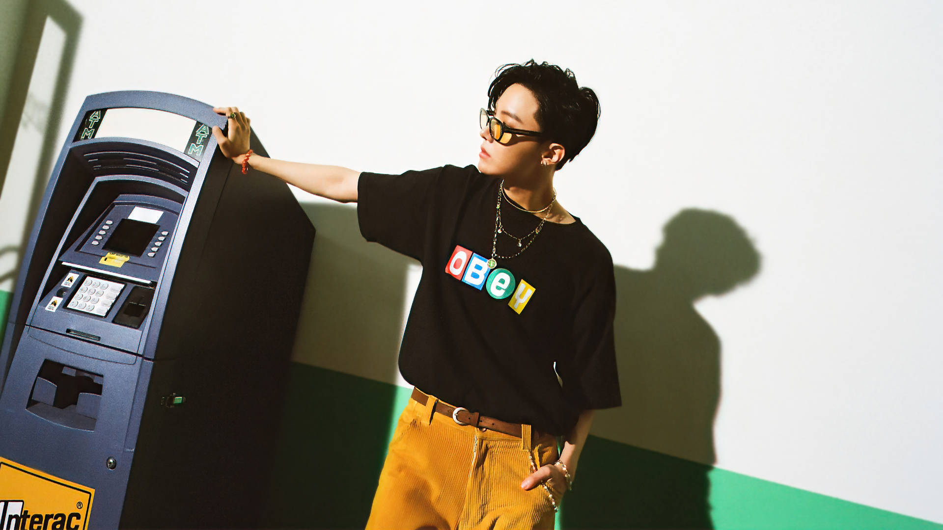 J-Hope与ATM机合影 壁纸