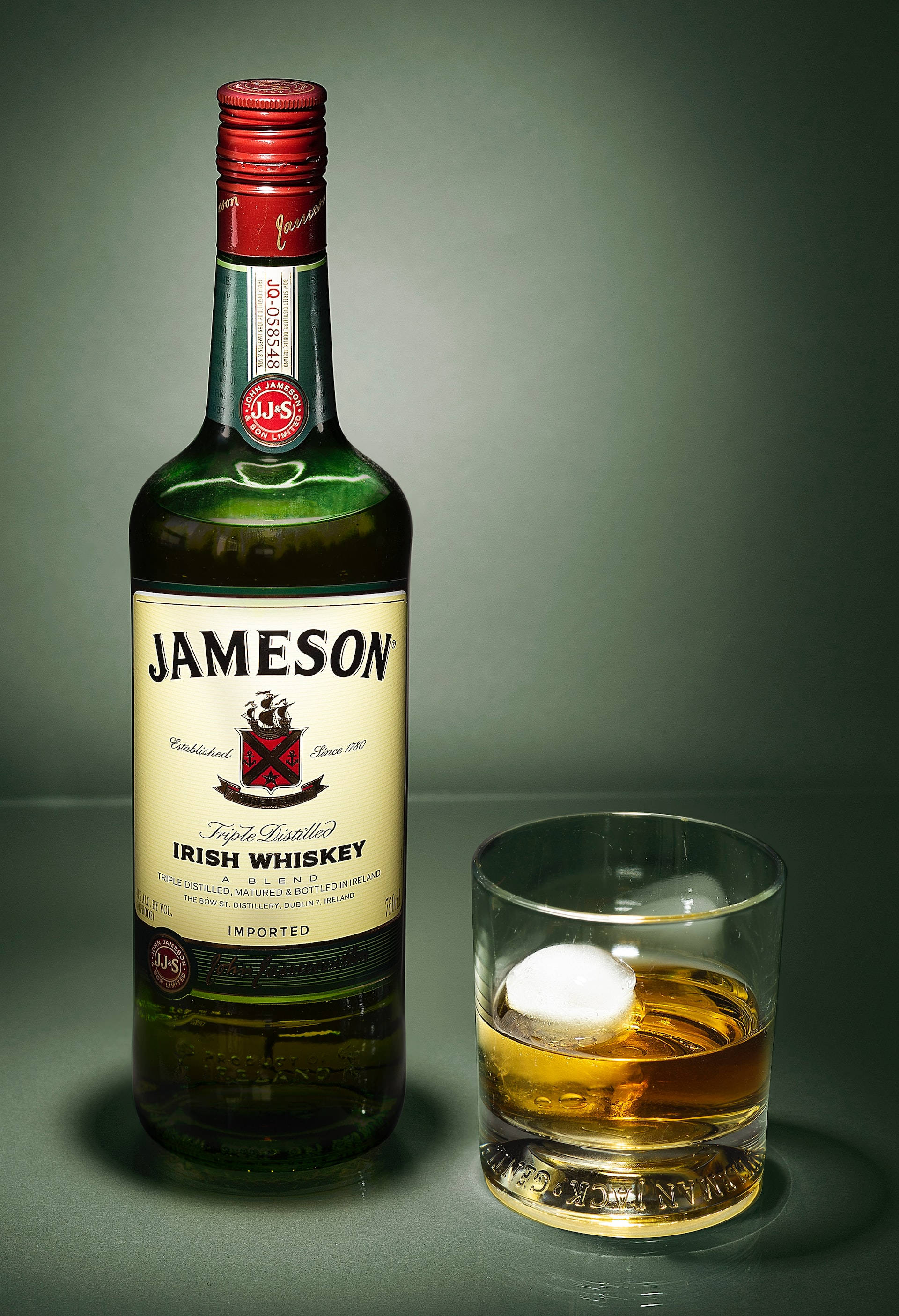 Jameson 威士忌酒瓶与酒杯 壁纸