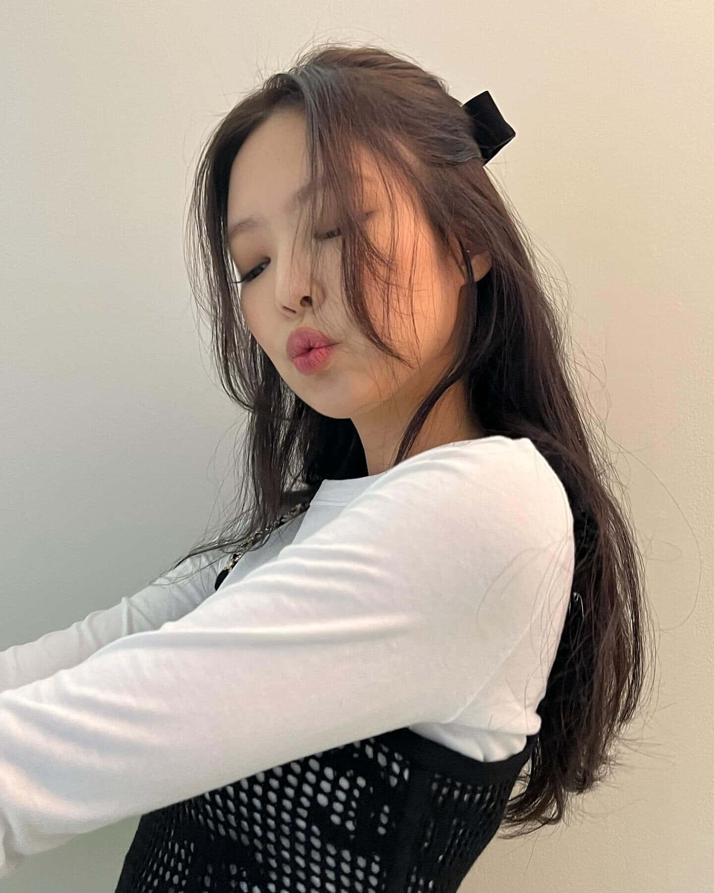Jennie Blackpink 嘟嘴亲吻照 壁纸