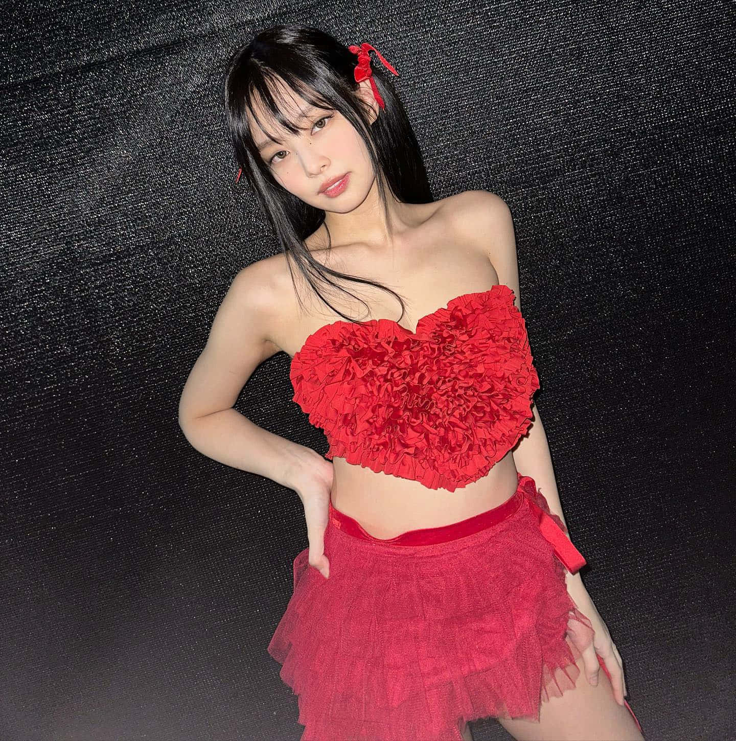 Jennie Kim在红色图片中性感迷人 壁纸