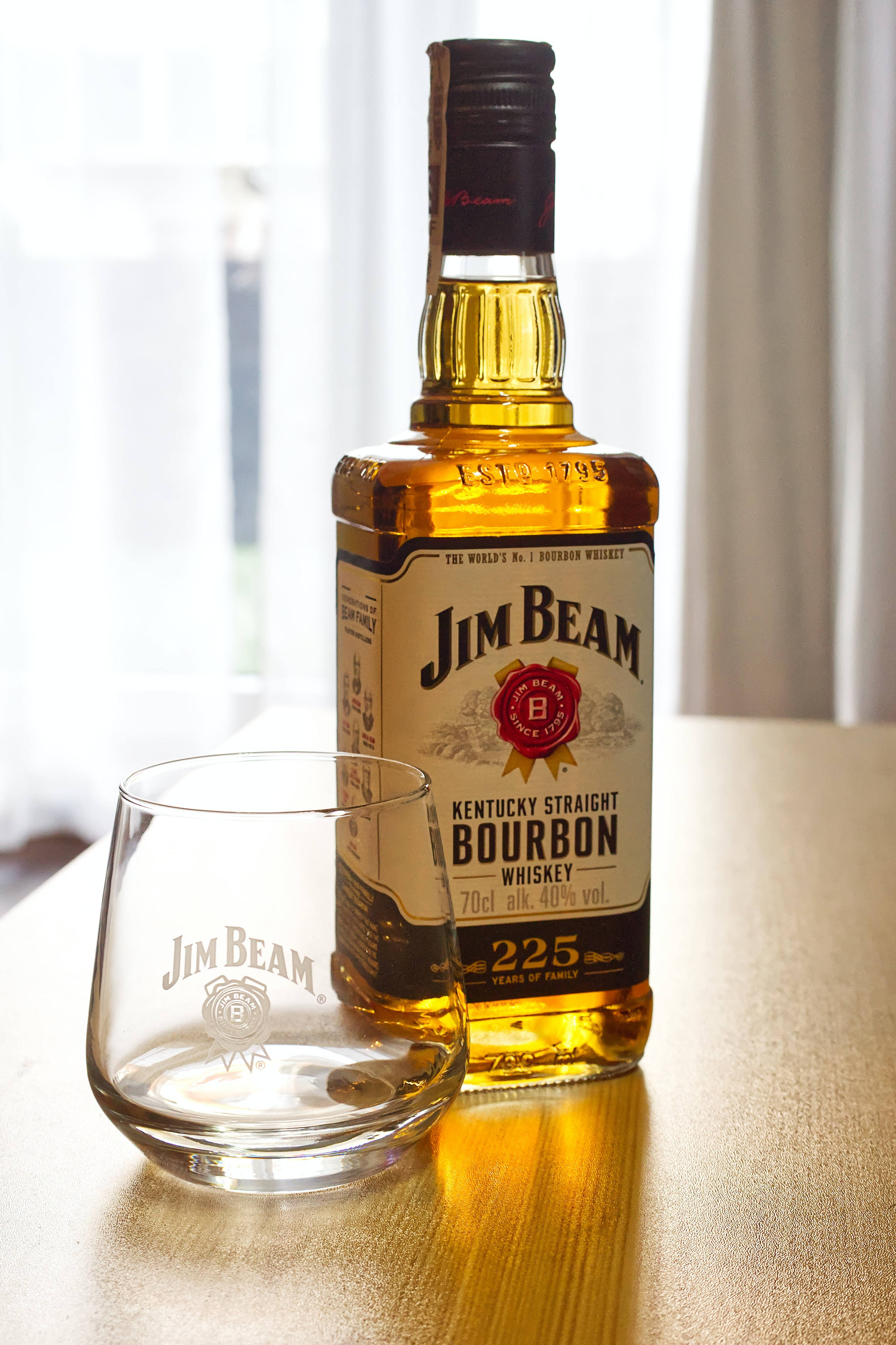 一瓶优质的Jim Beam波本威士忌 壁纸