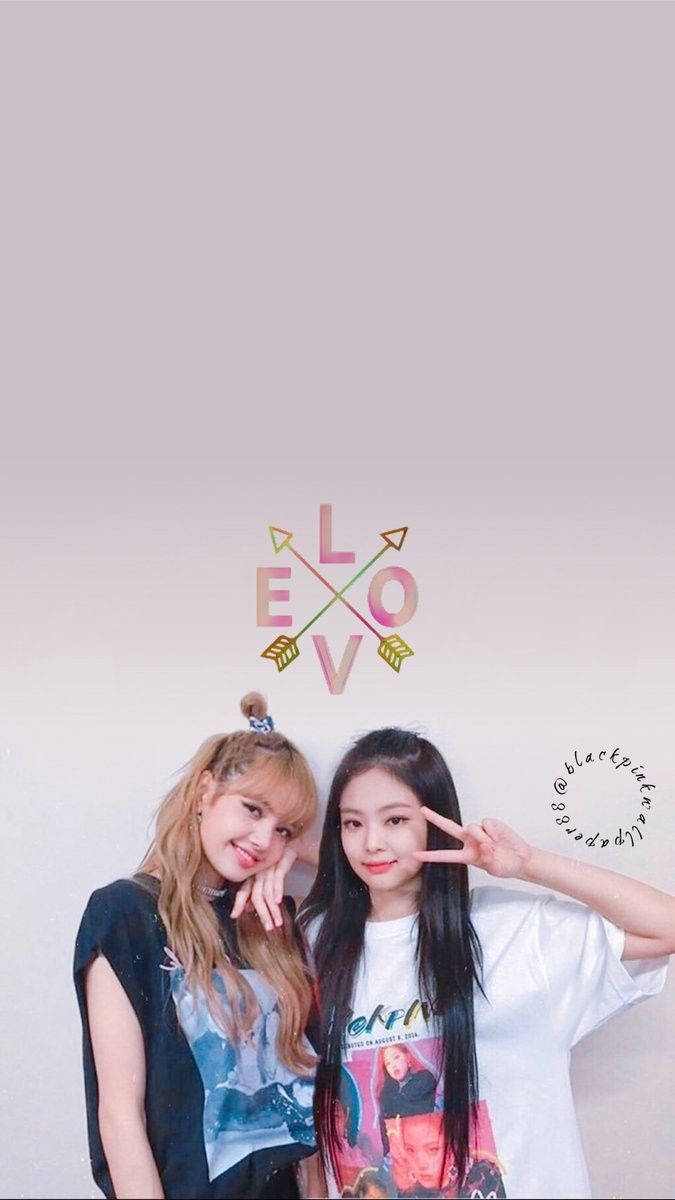 BLACKPINK Lisa和Jennie在白色背景上带箭头和LOVE的壁纸
