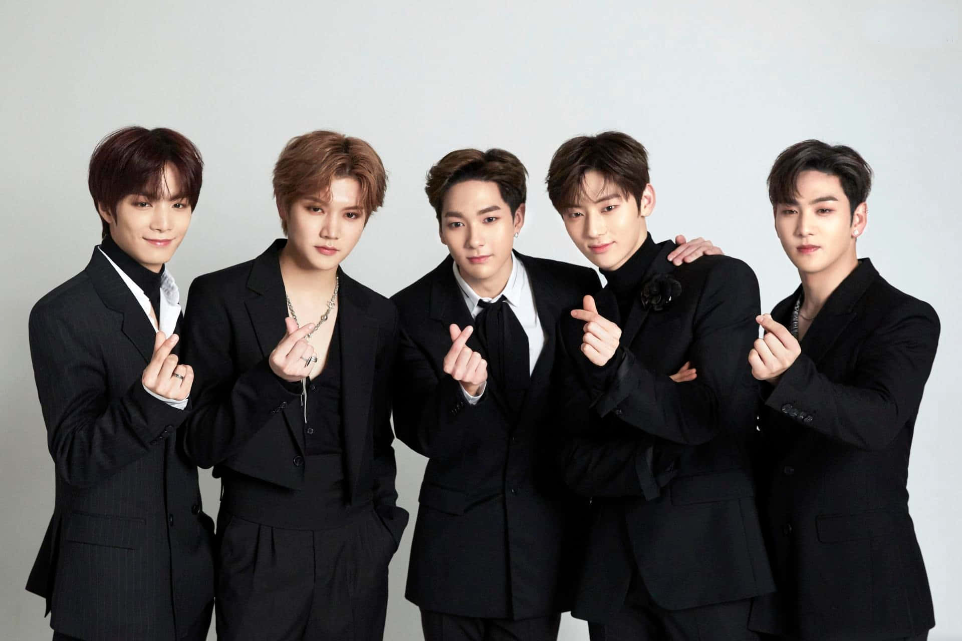 Kpop男团Nuest西装造型 壁纸