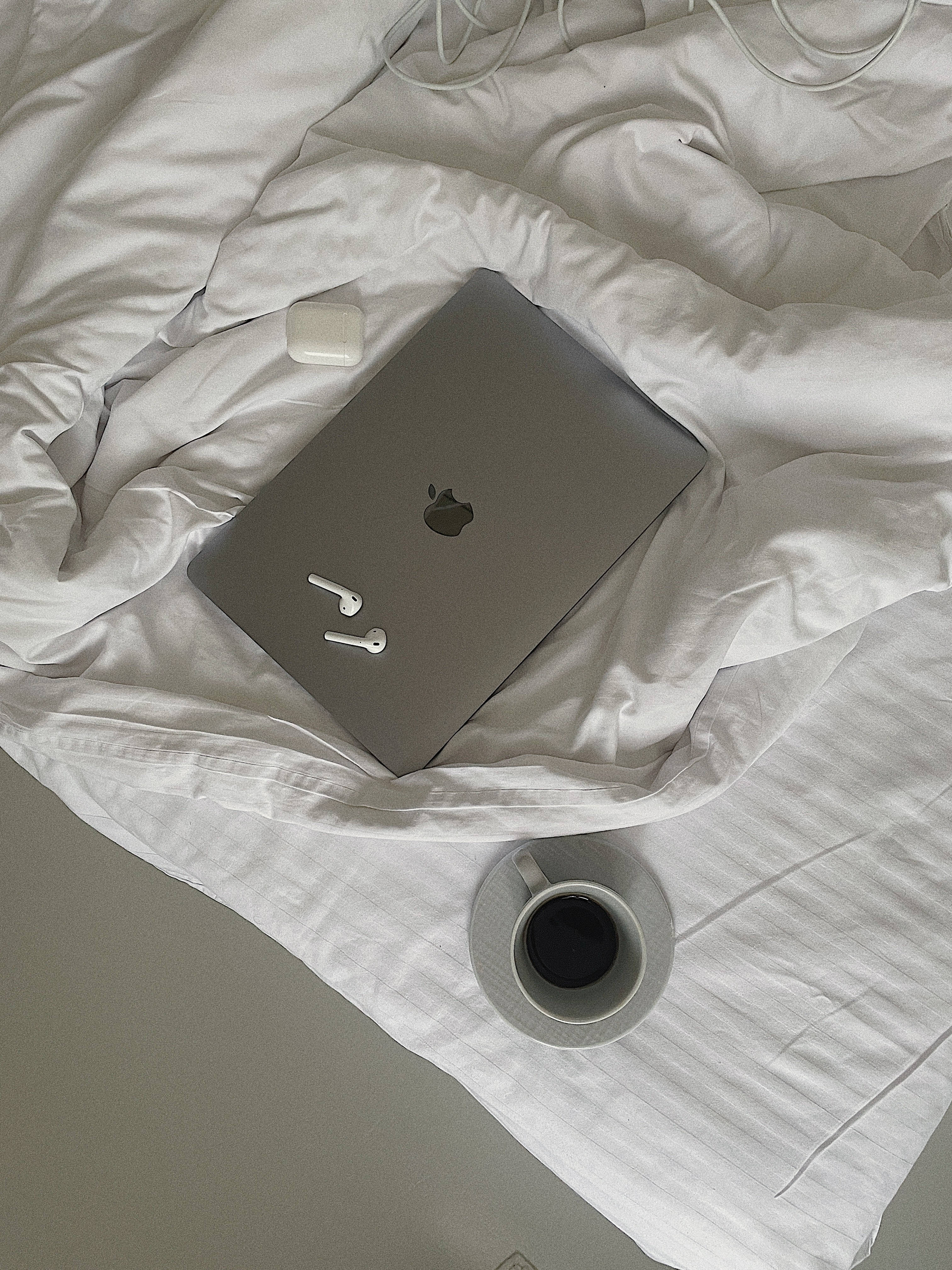 银色Mac与AirPods美学 壁纸