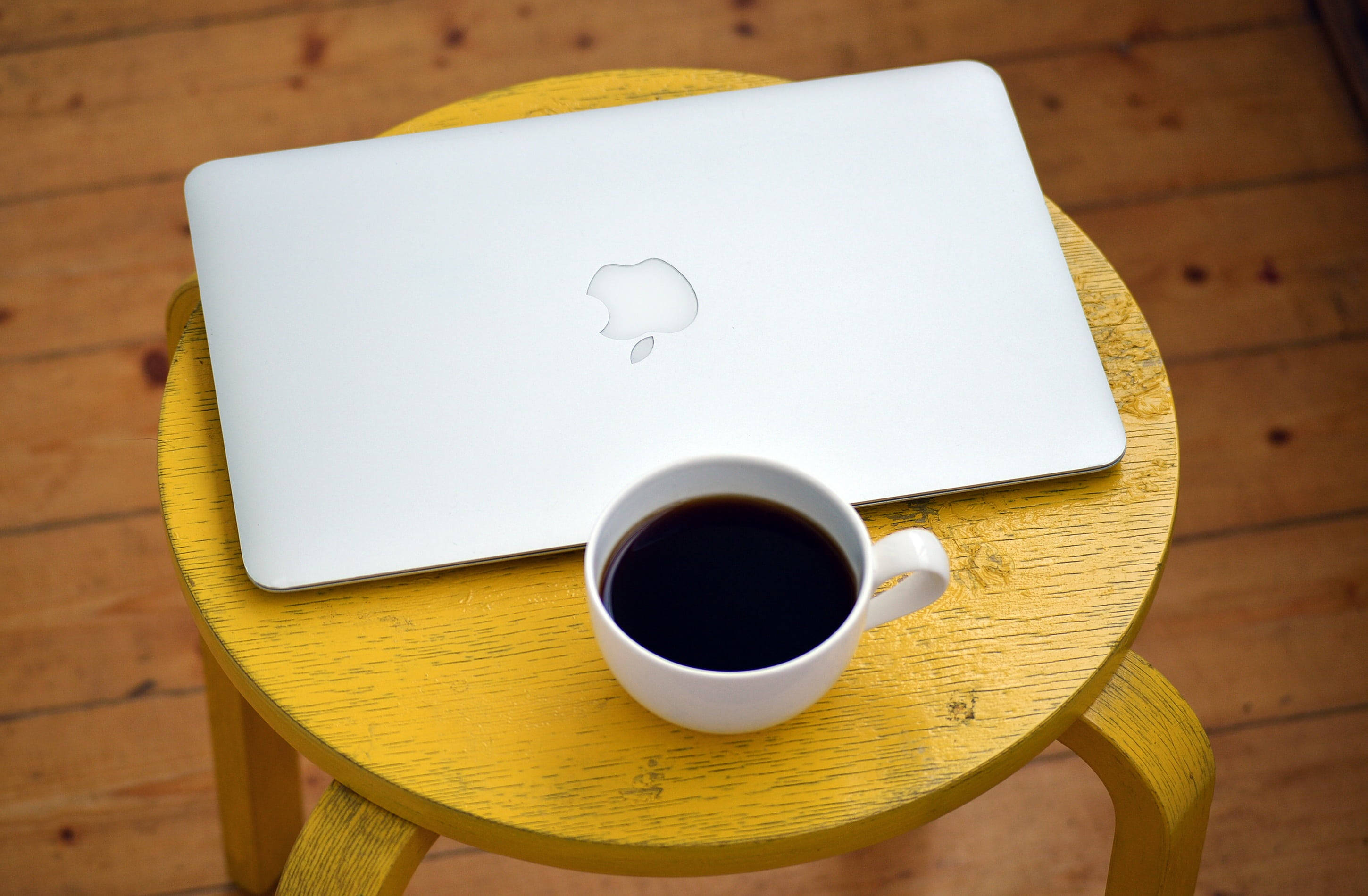 咖啡与 MacBook Air 壁纸