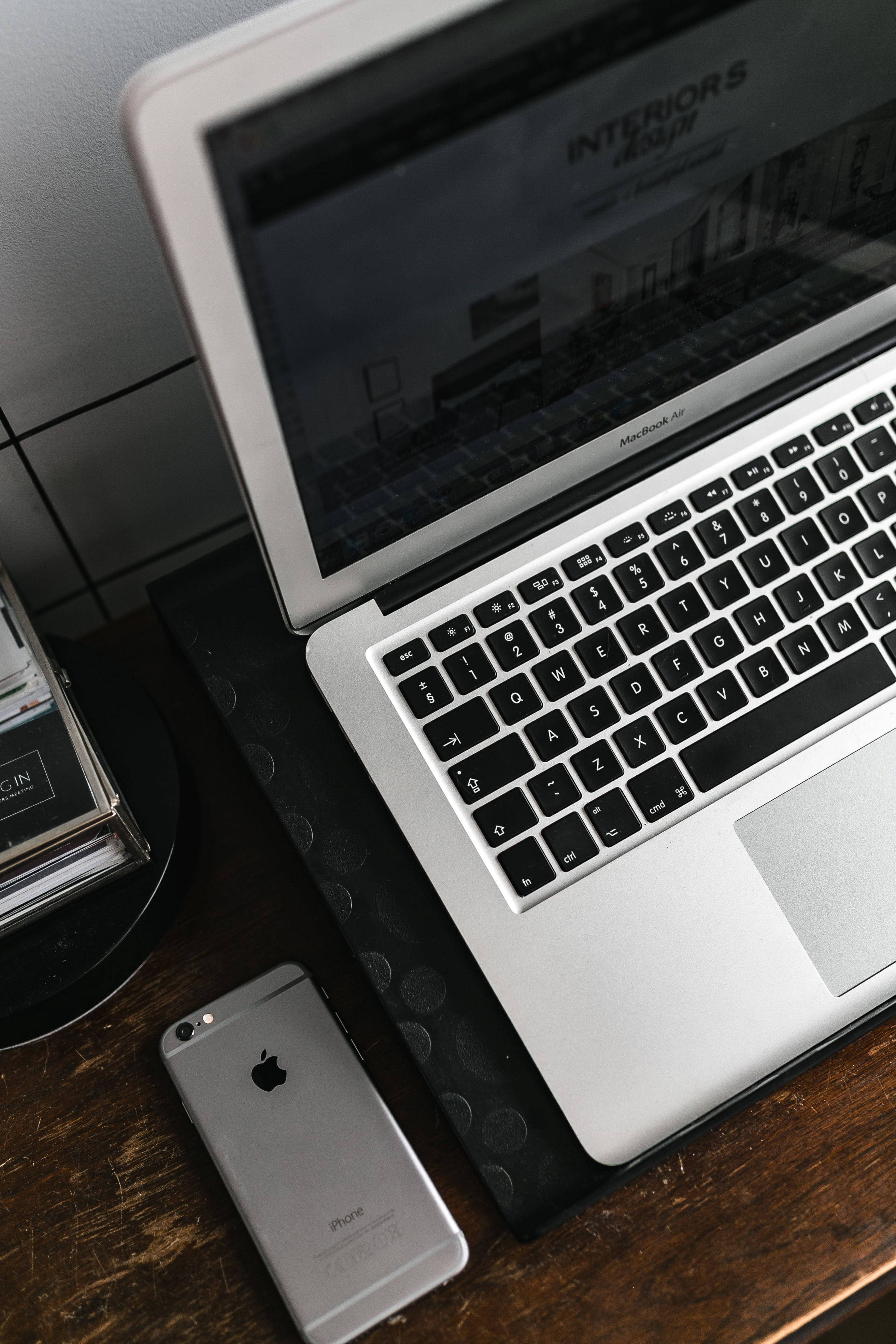 银色MacBook iPhone桌面 壁纸