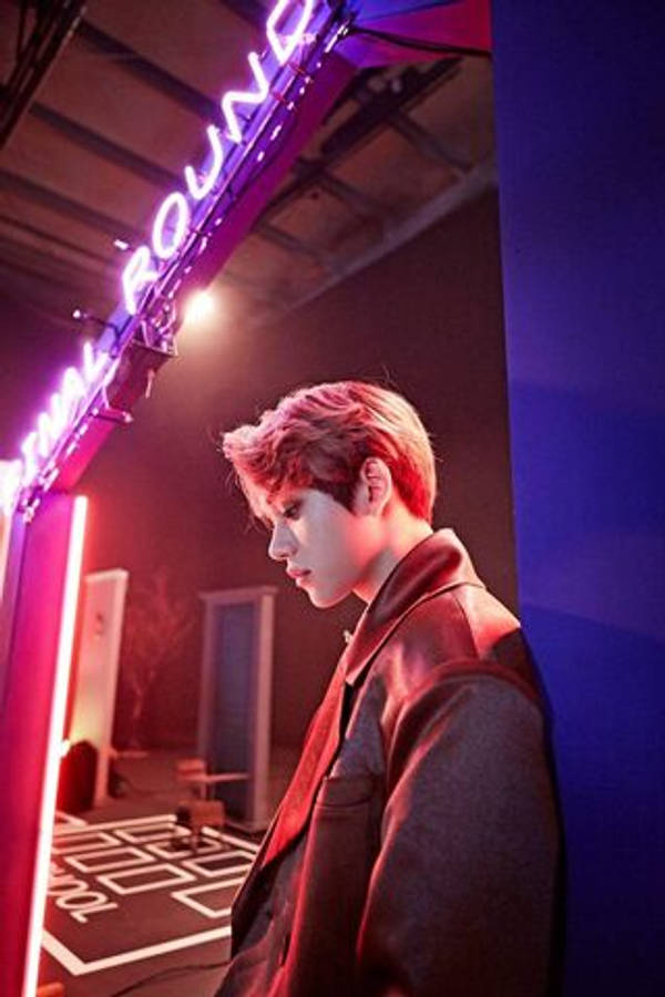 NCT Lucas 靠墙 壁纸