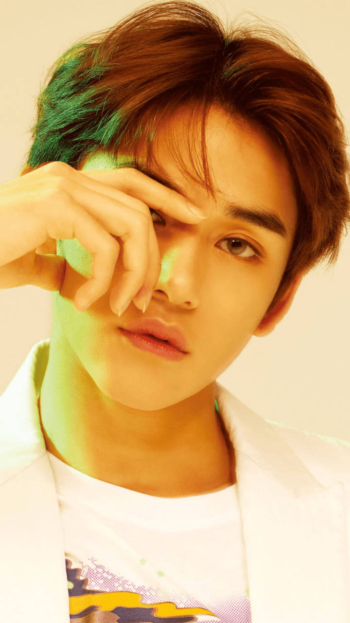 NCT Lucas手遮半脸 壁纸