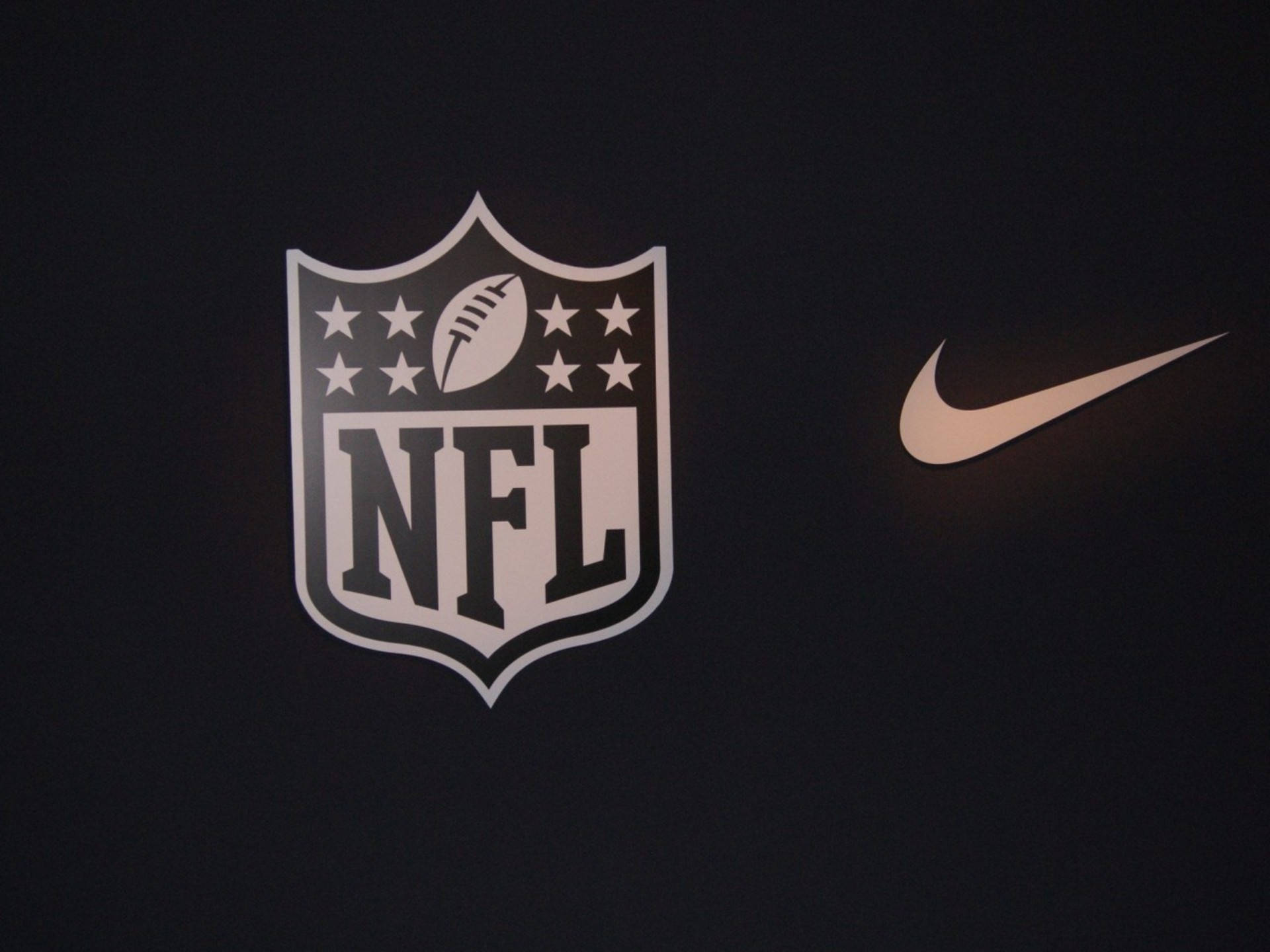 NFL橄榄球与耐克标志 壁纸