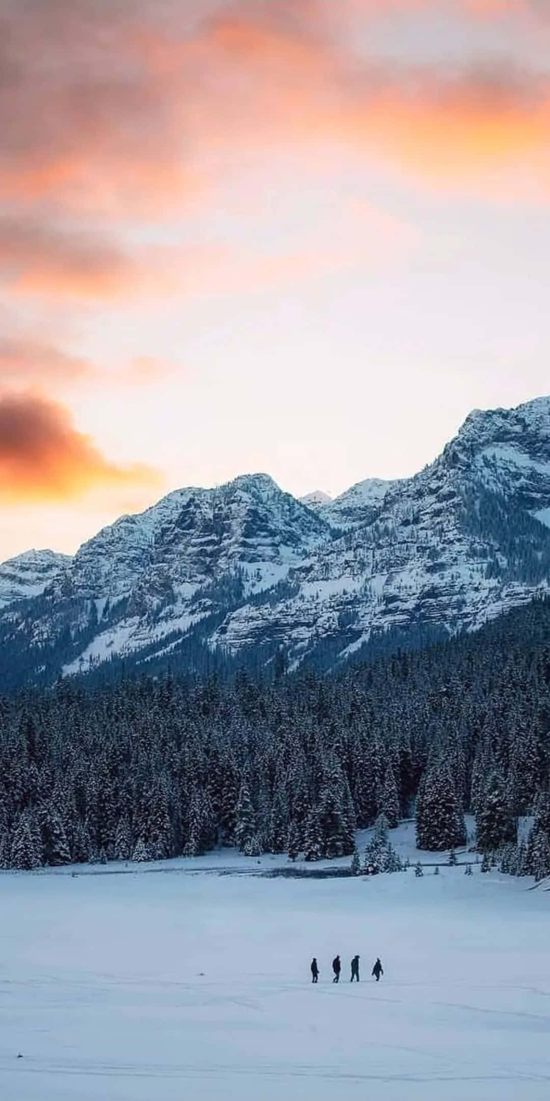 Pixel 3 冬季背景 雪中徒步的人们 壁纸
