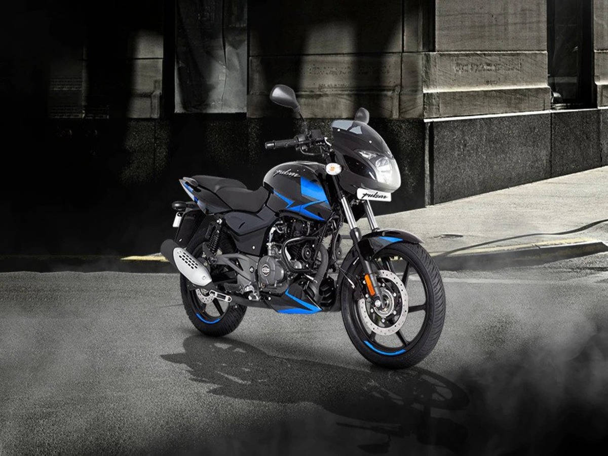 Pulsar 150 停泊在路面上 壁纸