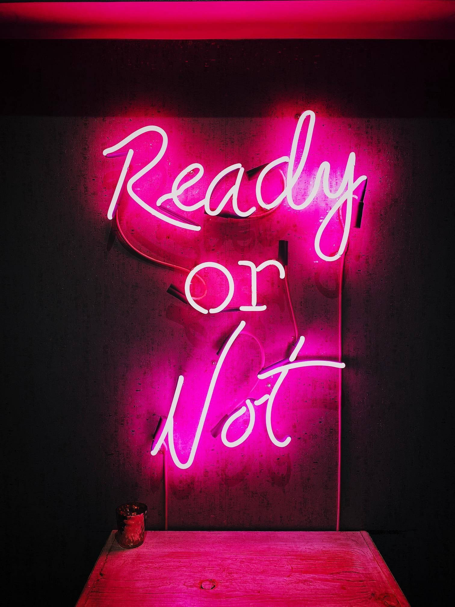 Ready Or Not 霓虹粉红招牌 壁纸