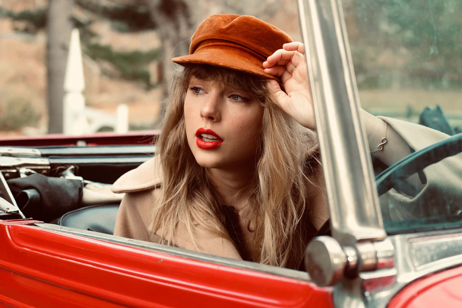 泰勒在红色敞篷车中（《Red (Taylor's Version)》宣传照） 壁纸
