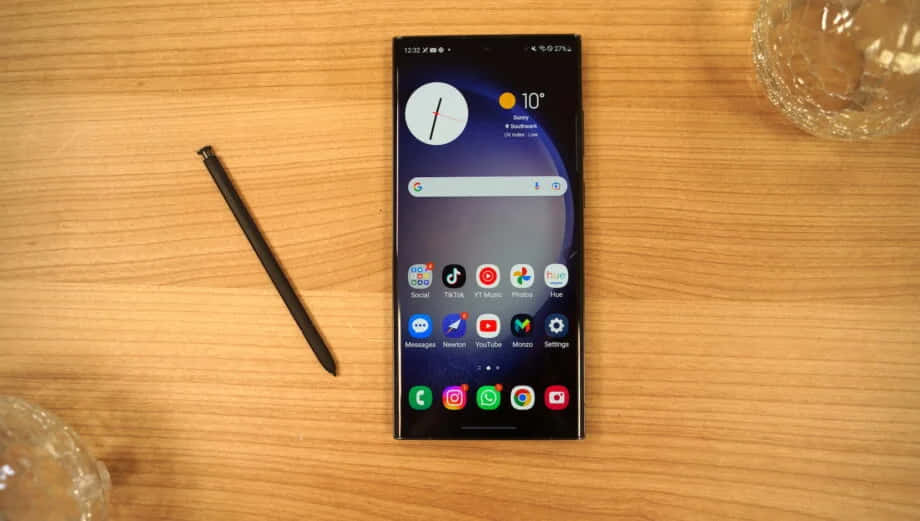 三星S23 Ultra与S Pen在桌面 壁纸