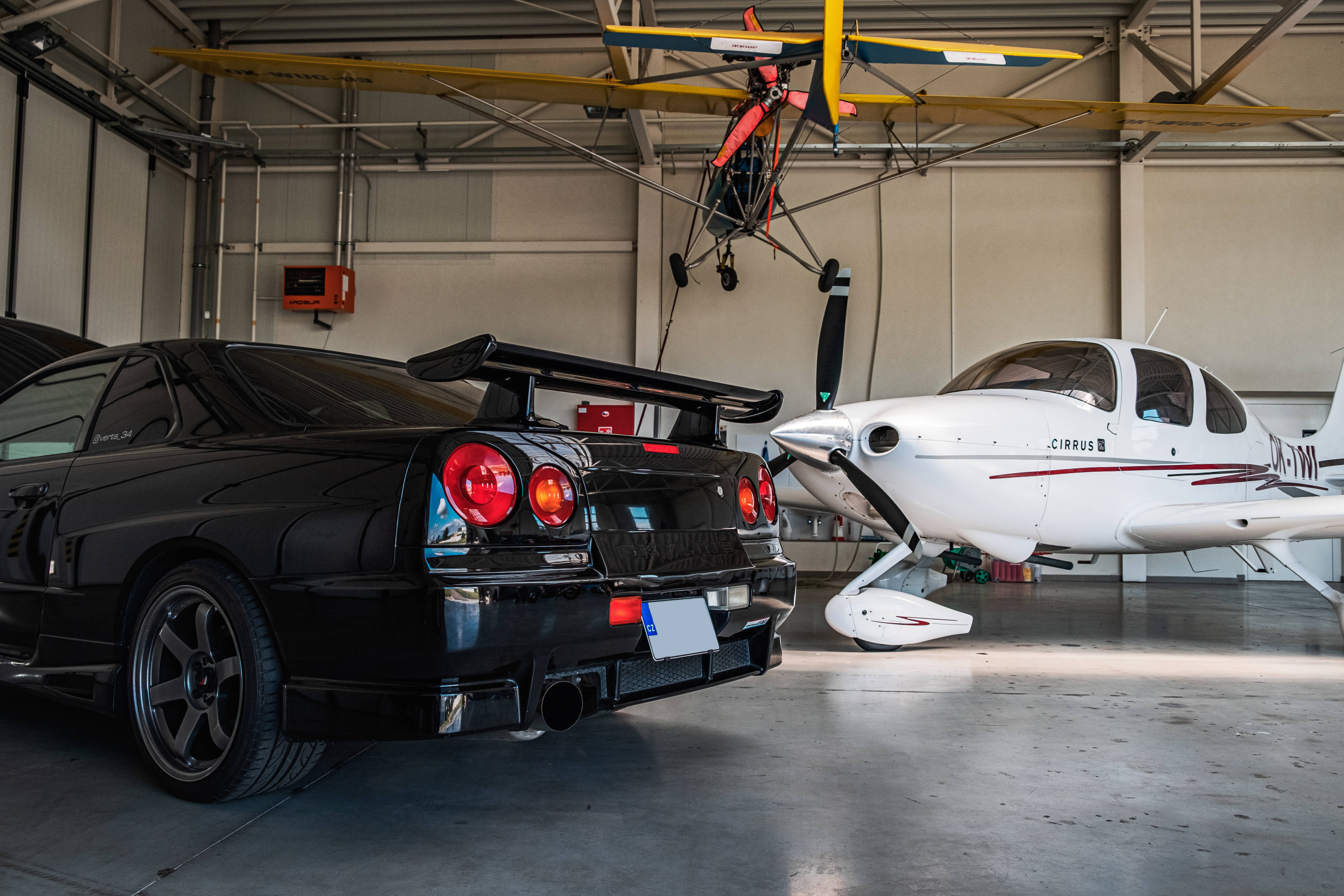 日产Skyline GTR R34机库风采 壁纸
