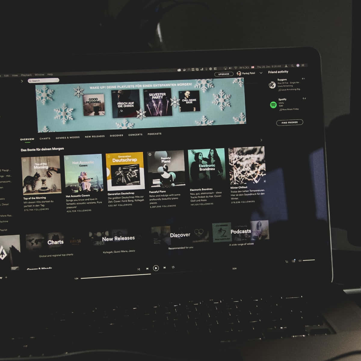 笔记本电脑展示Spotify播放列表封面暗色摄影 壁纸
