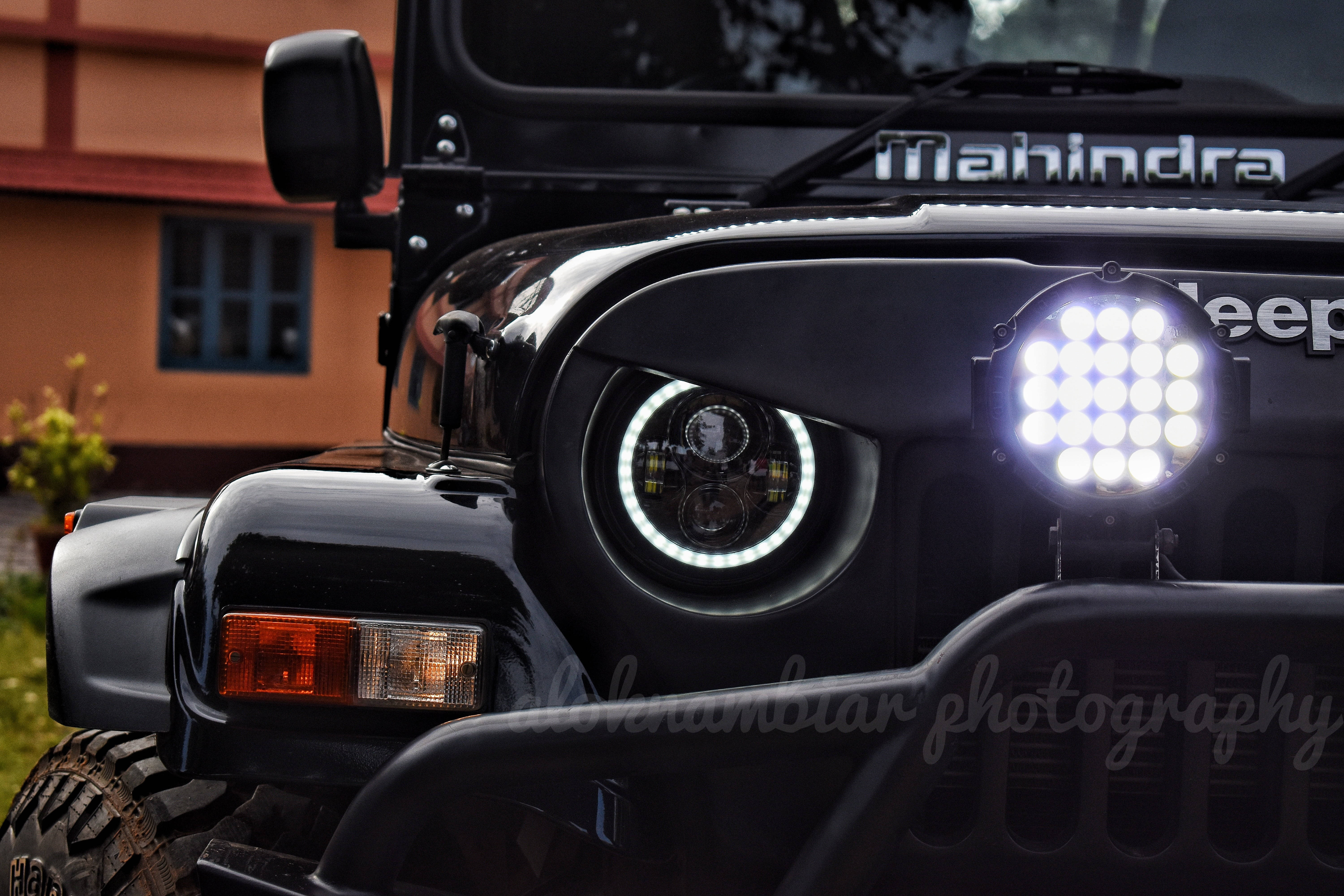 Thar 4K Jeep 前灯特写 壁纸