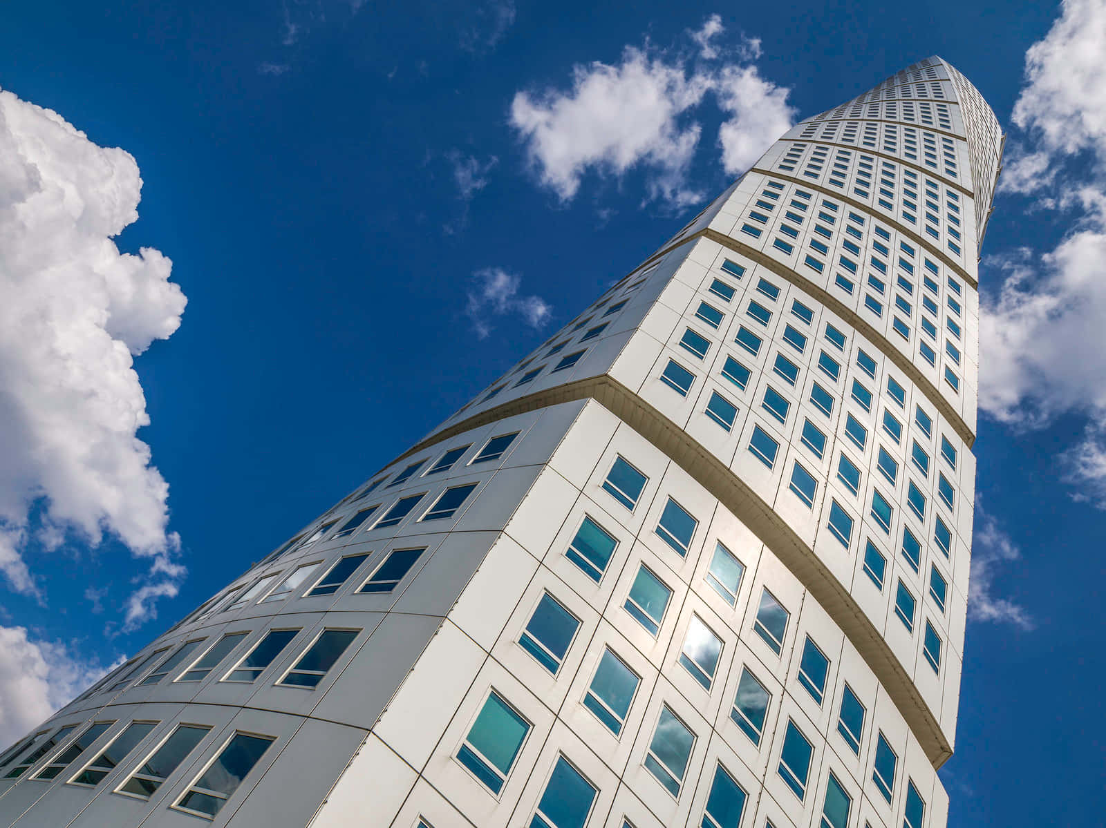 瑞典最高建筑旋转 torso 的戏剧性天际线景观 壁纸