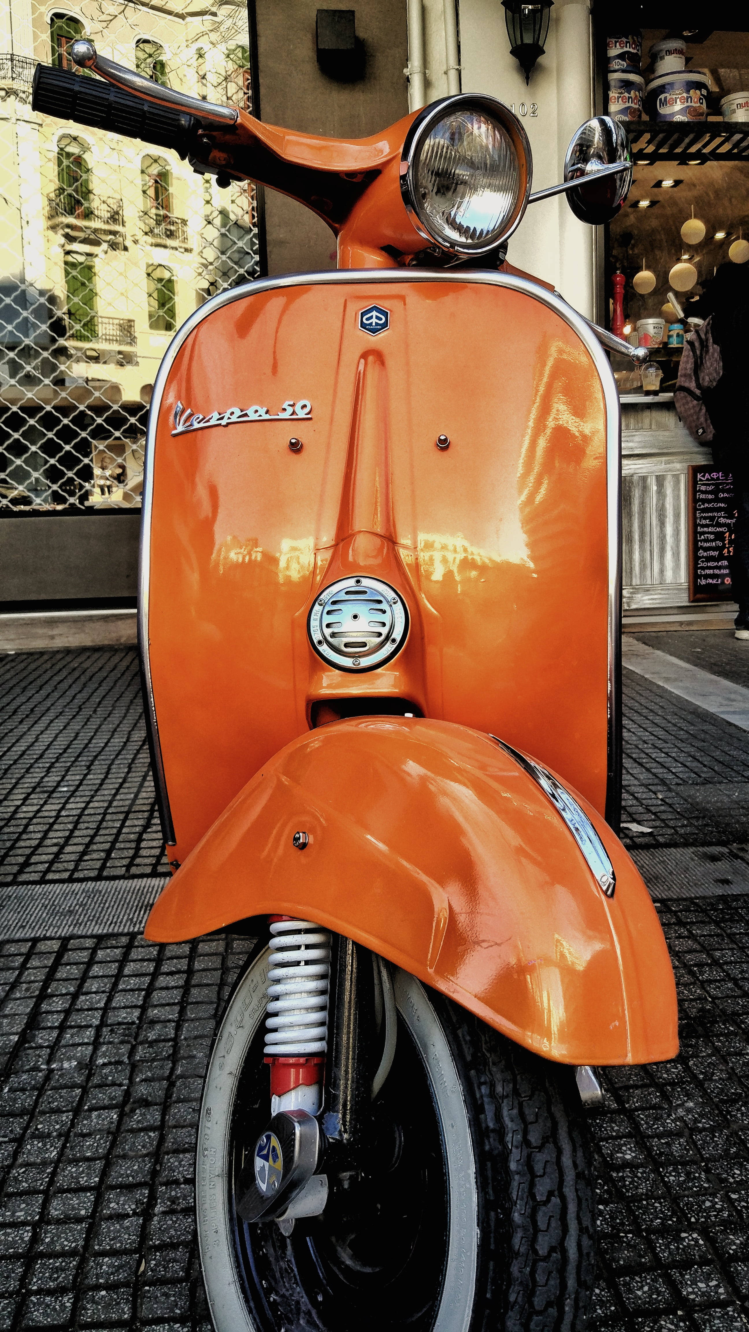 复古美学橙色Vespa 50 壁纸