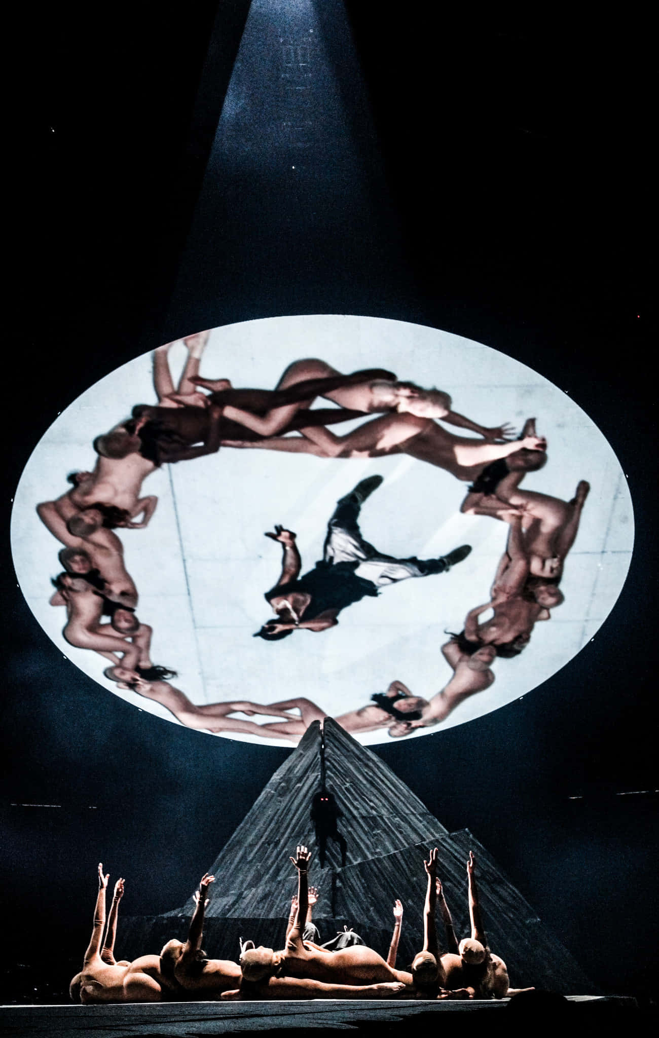 坎耶·韦斯特在Yeezus巡演中展示独特风格 壁纸