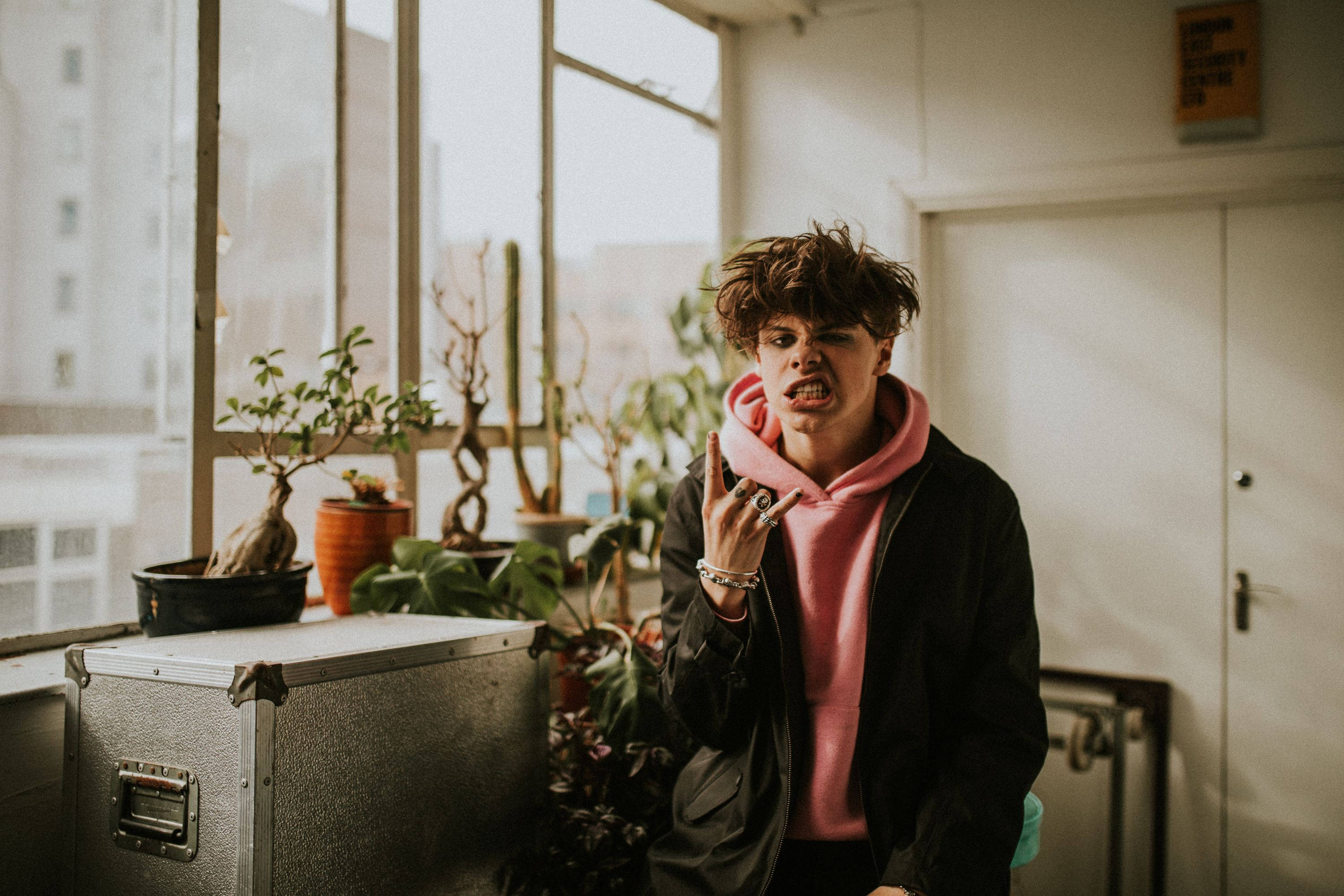 Yungblud粉色连帽衫 壁纸