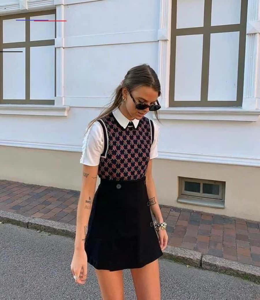 一位年轻女子凝视远方，沉思人生。 壁纸