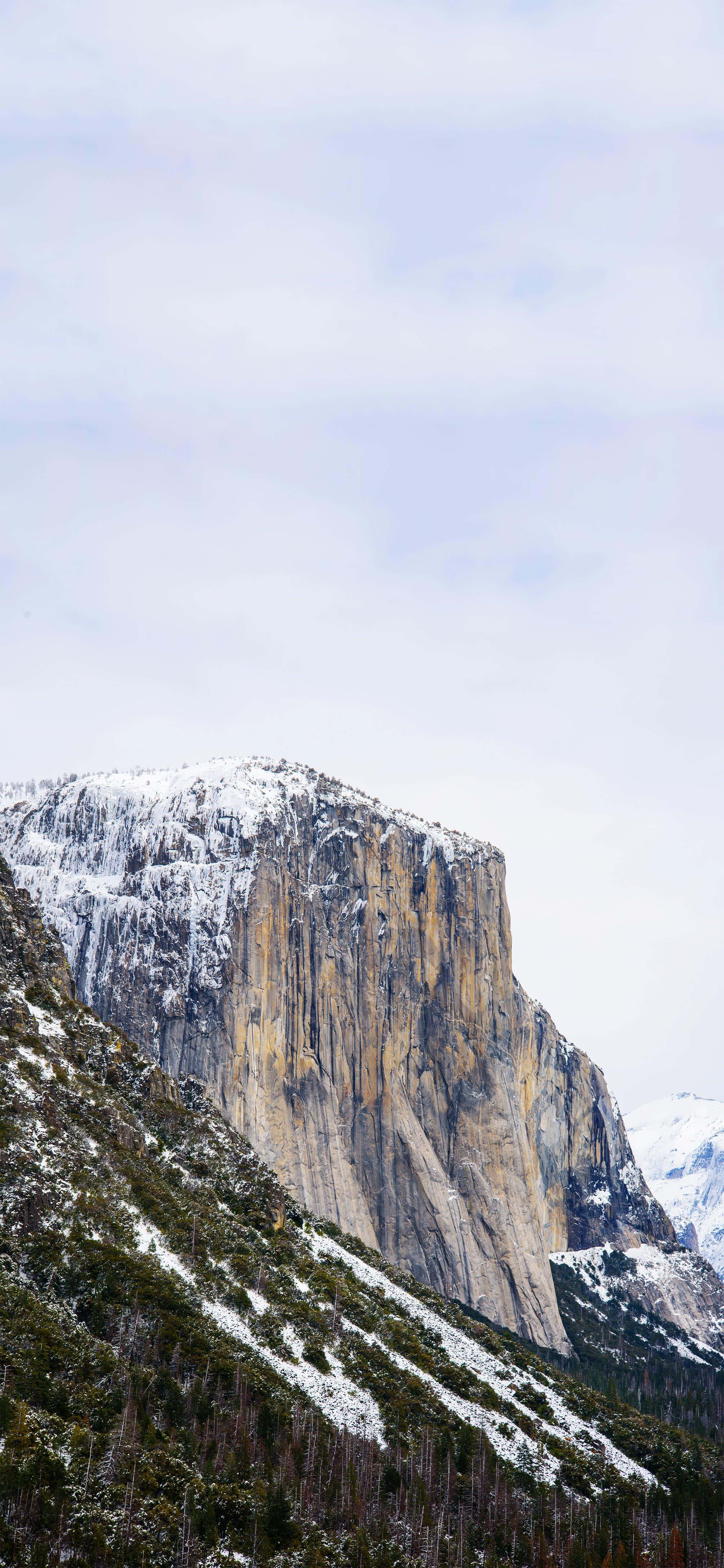 一座积雪的山峰 壁纸