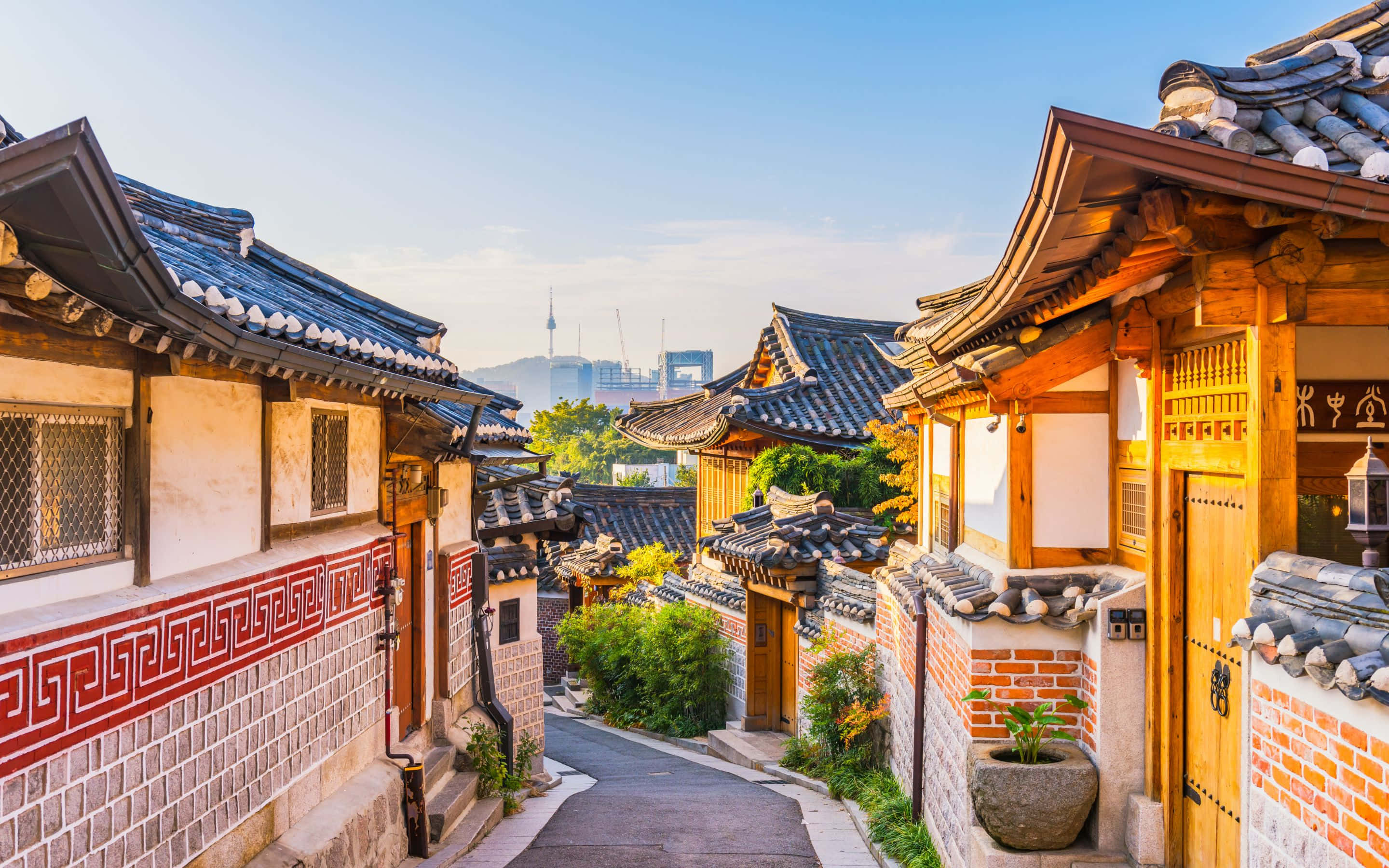 一条建筑密集的狭窄街道 壁纸