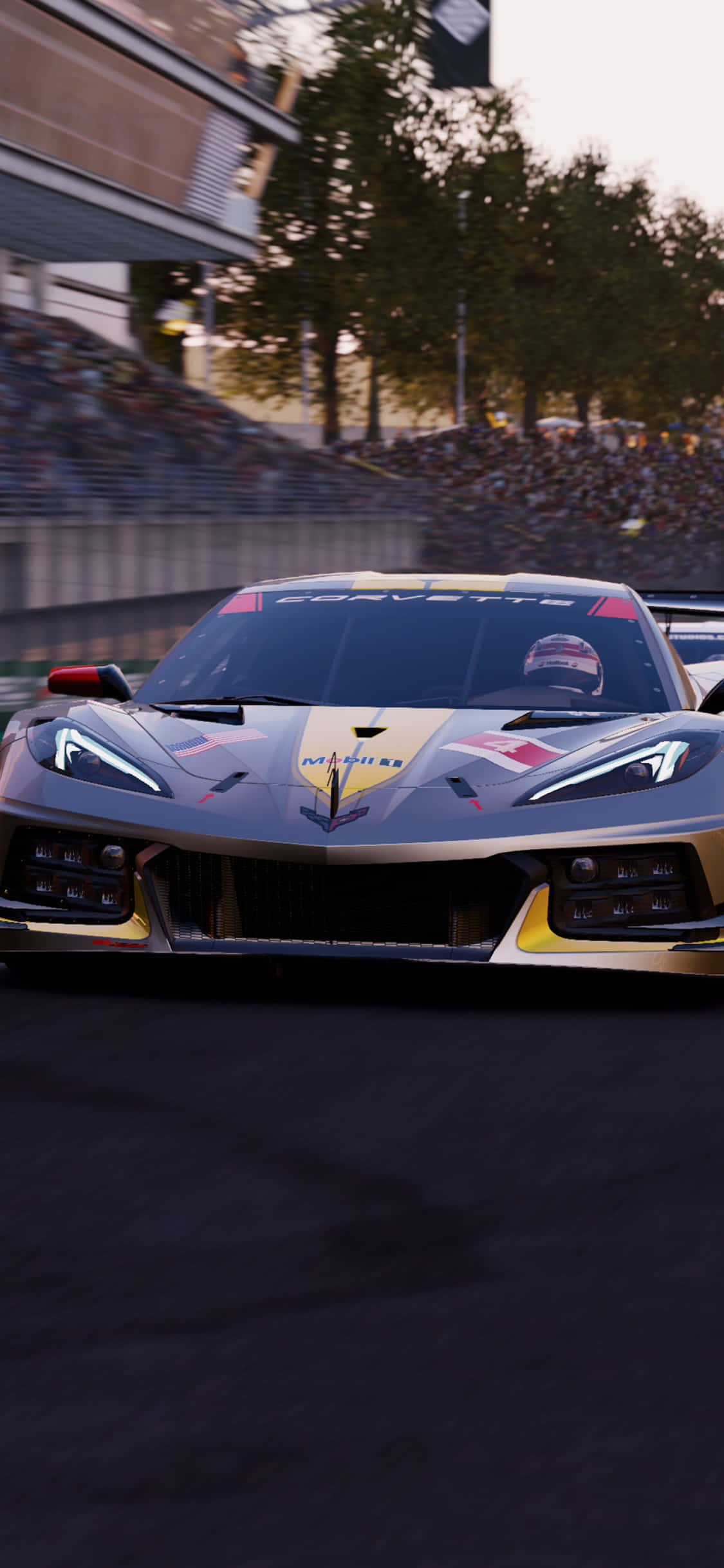 一辆黄黑配色的赛车在赛道上 壁纸
